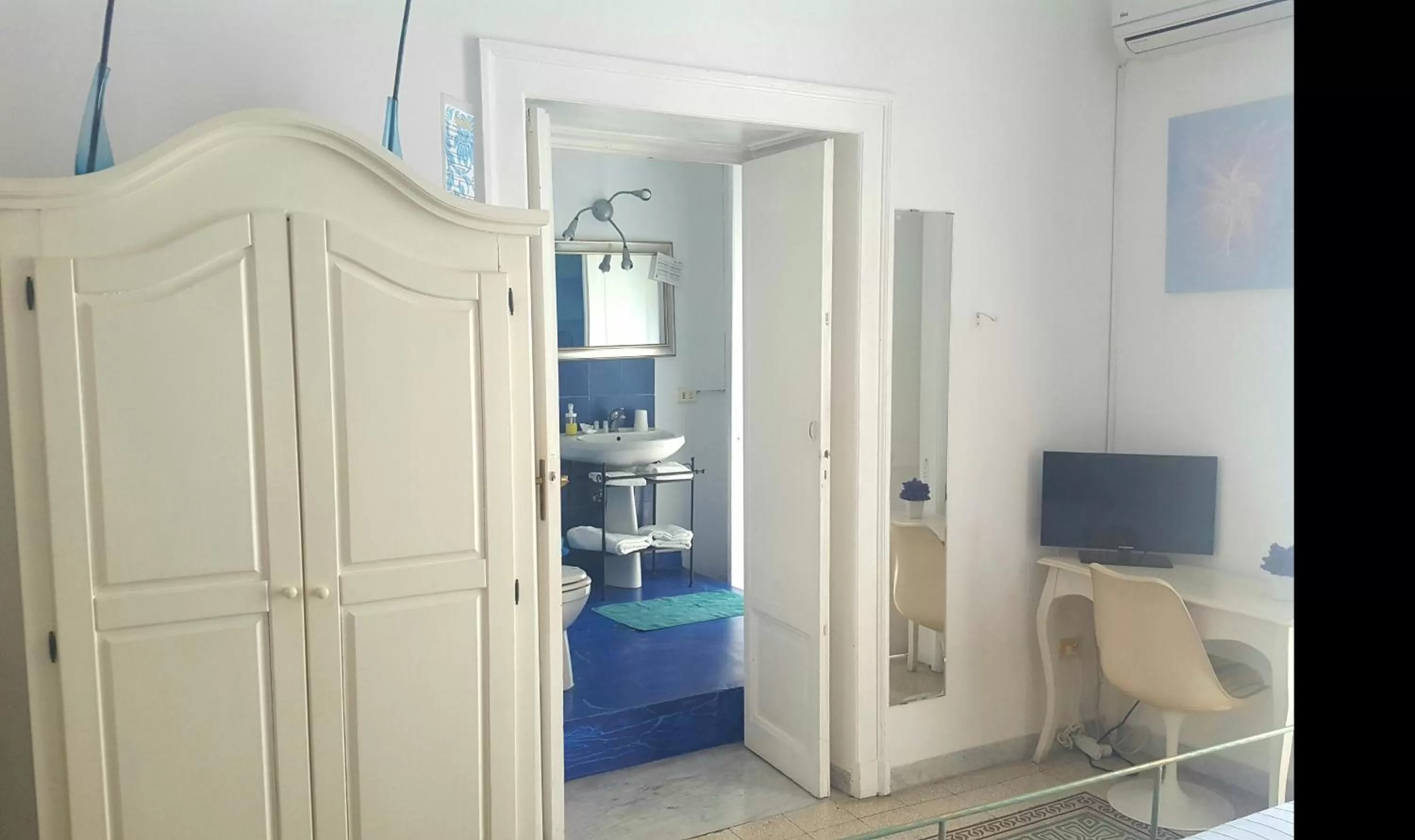 Photo of the whole room in B&B Platamon