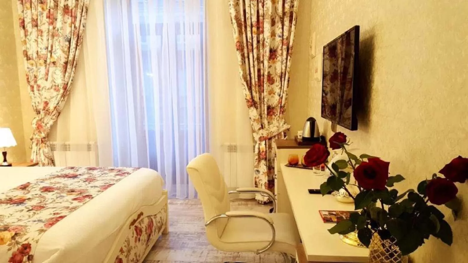 Photo of the whole room in English Home Hotel Tbilisi