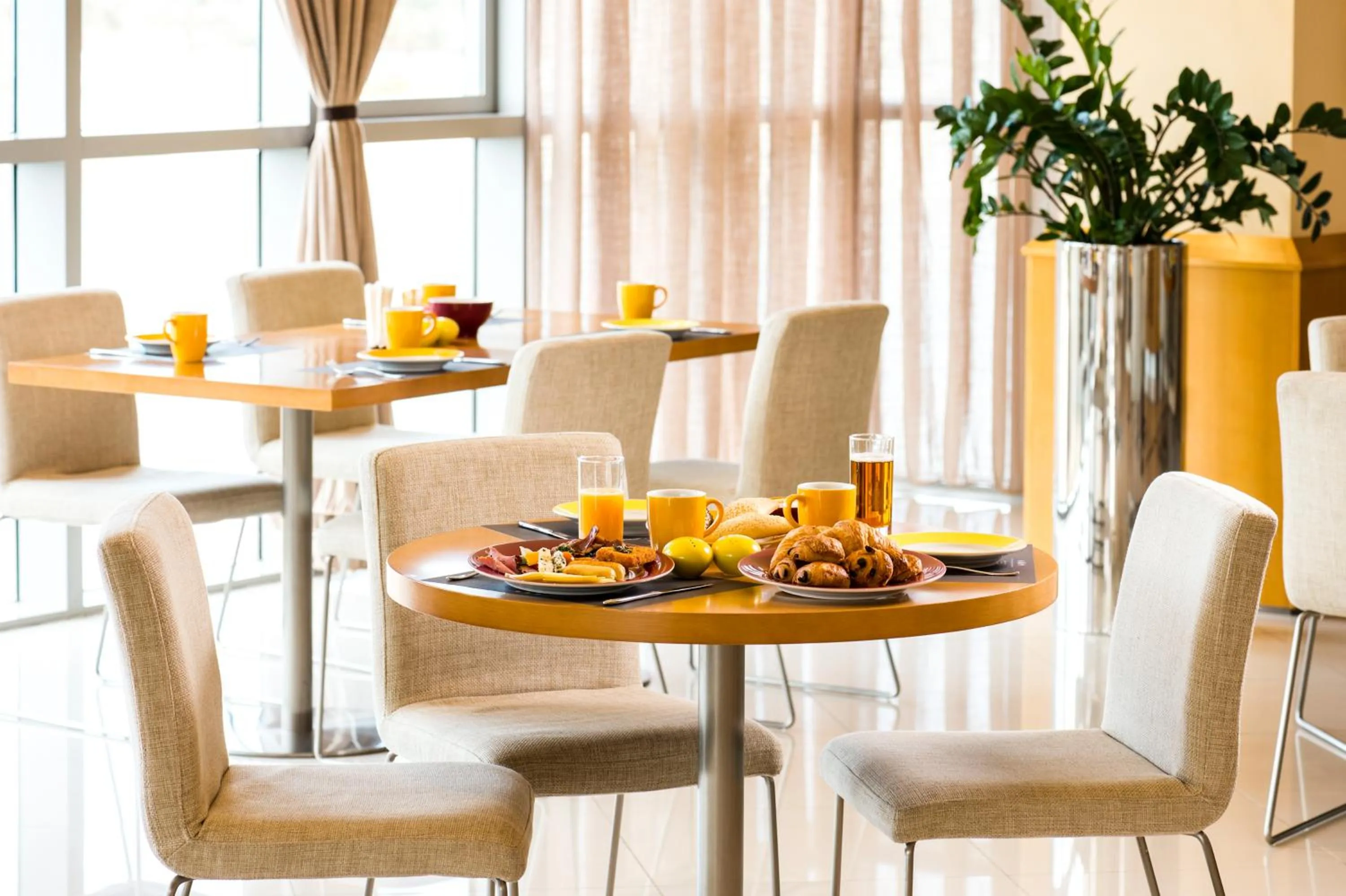 Restaurant/places to eat in Ibis Abu Dhabi Gate