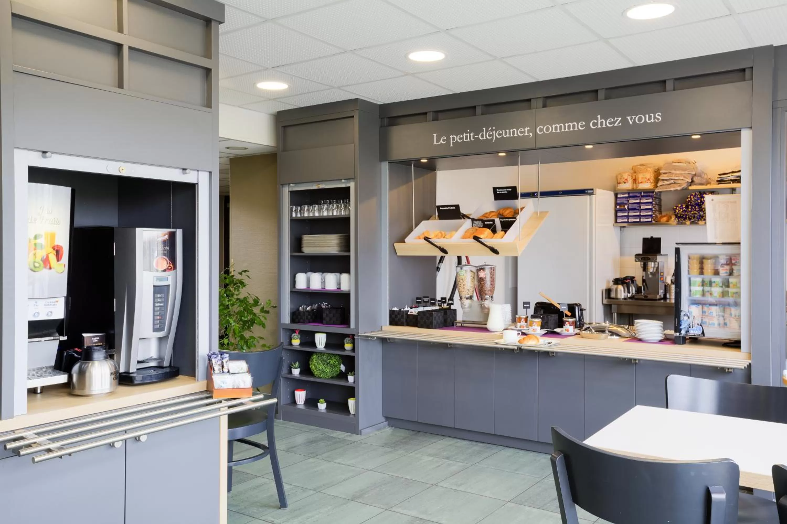 Buffet breakfast in B&B HOTEL Beauvais