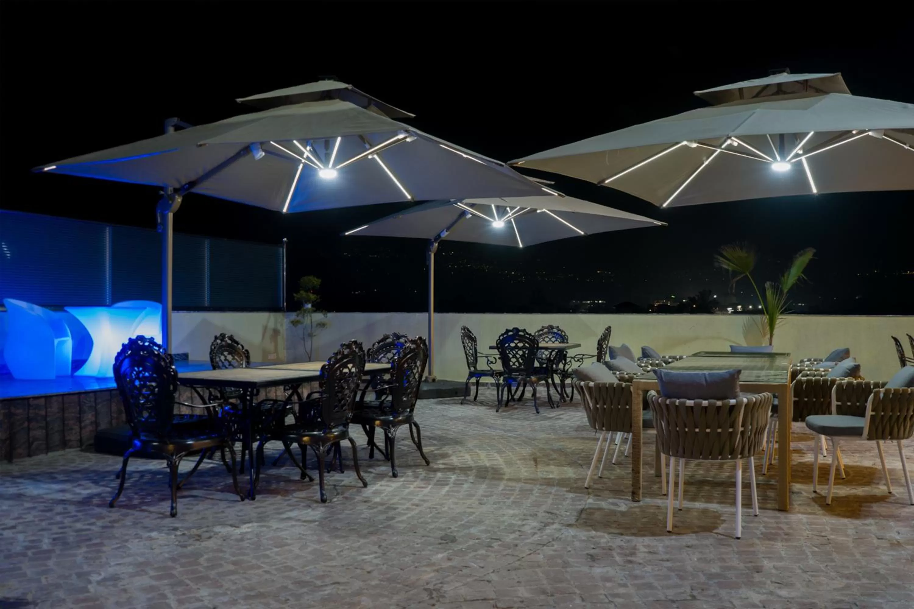 Restaurant/places to eat in Clarks Inn Suites Kangra