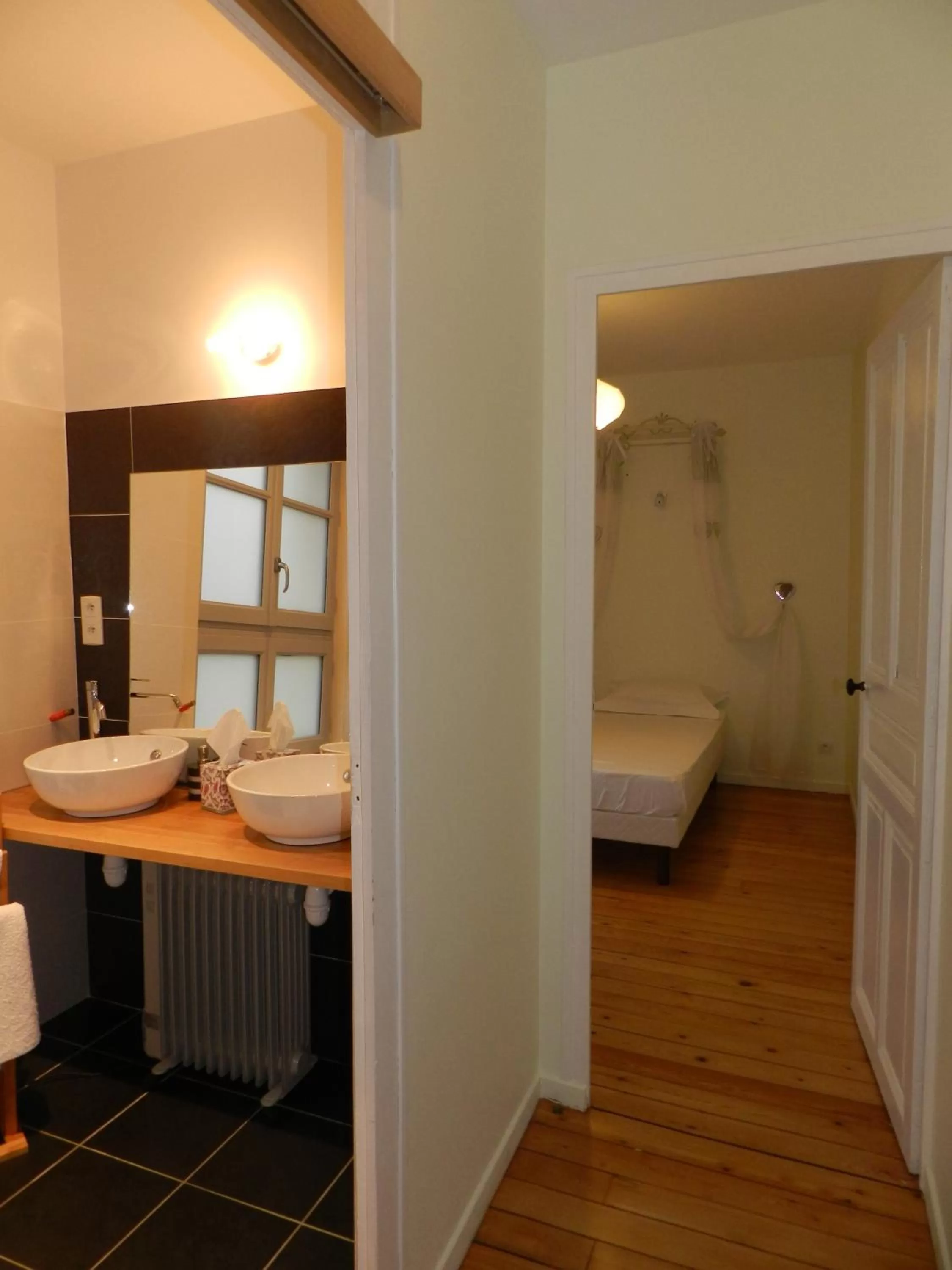 Bathroom, Bed in A la Fleur de Lys