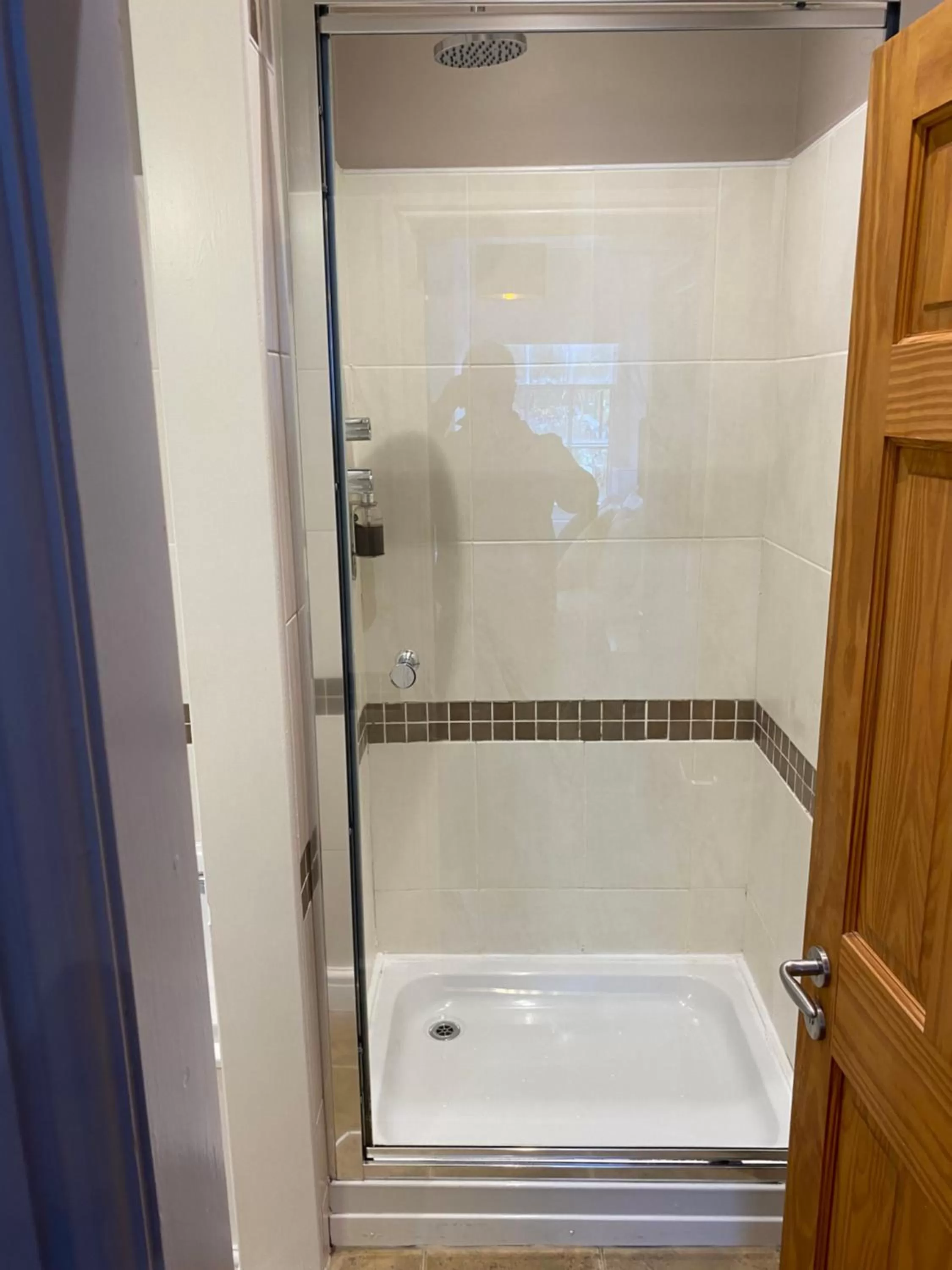 Bathroom in Grapes Hotel, Bar & Restaurant Snowdonia Nr Zip World