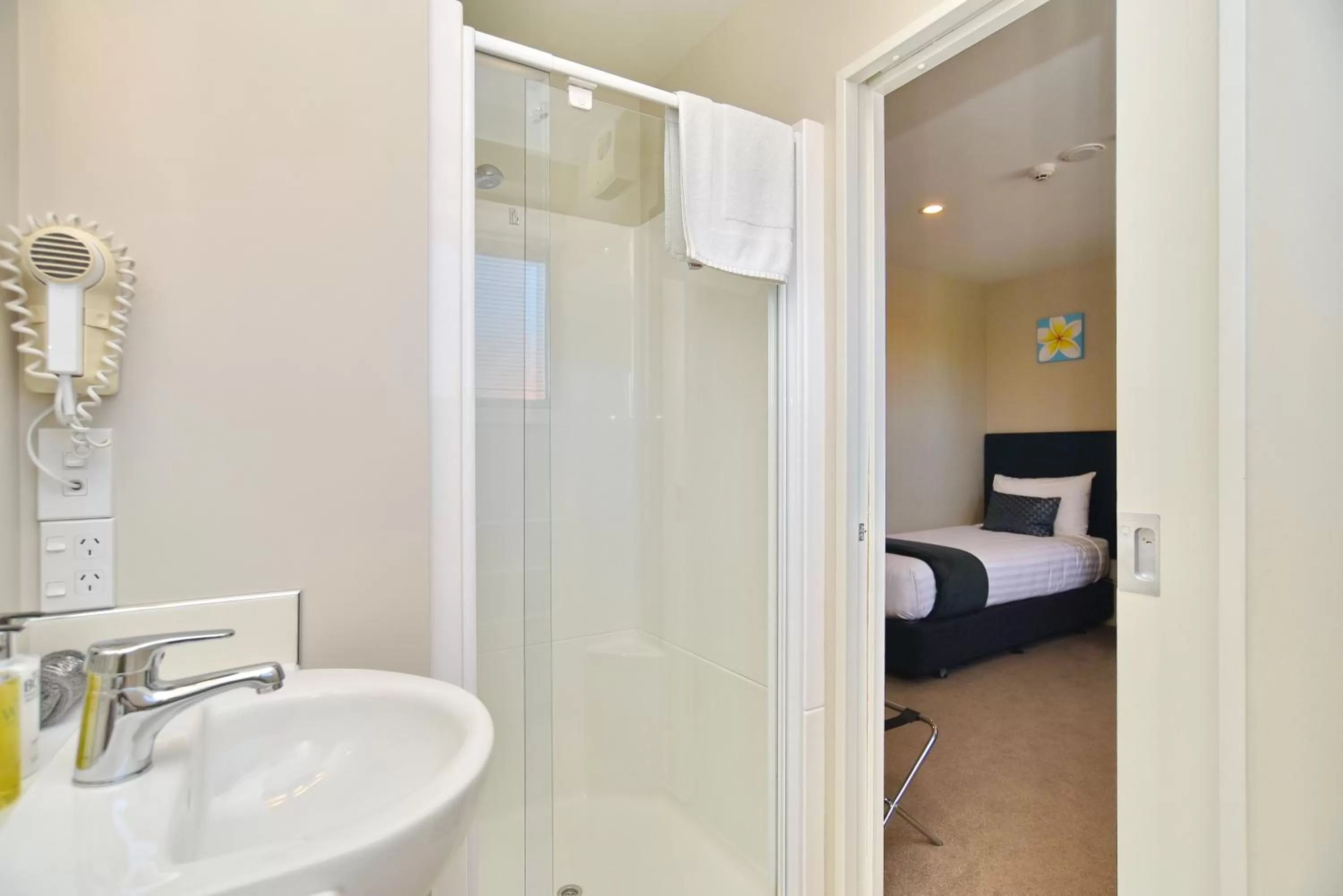 Shower, Bed in The Riverstone