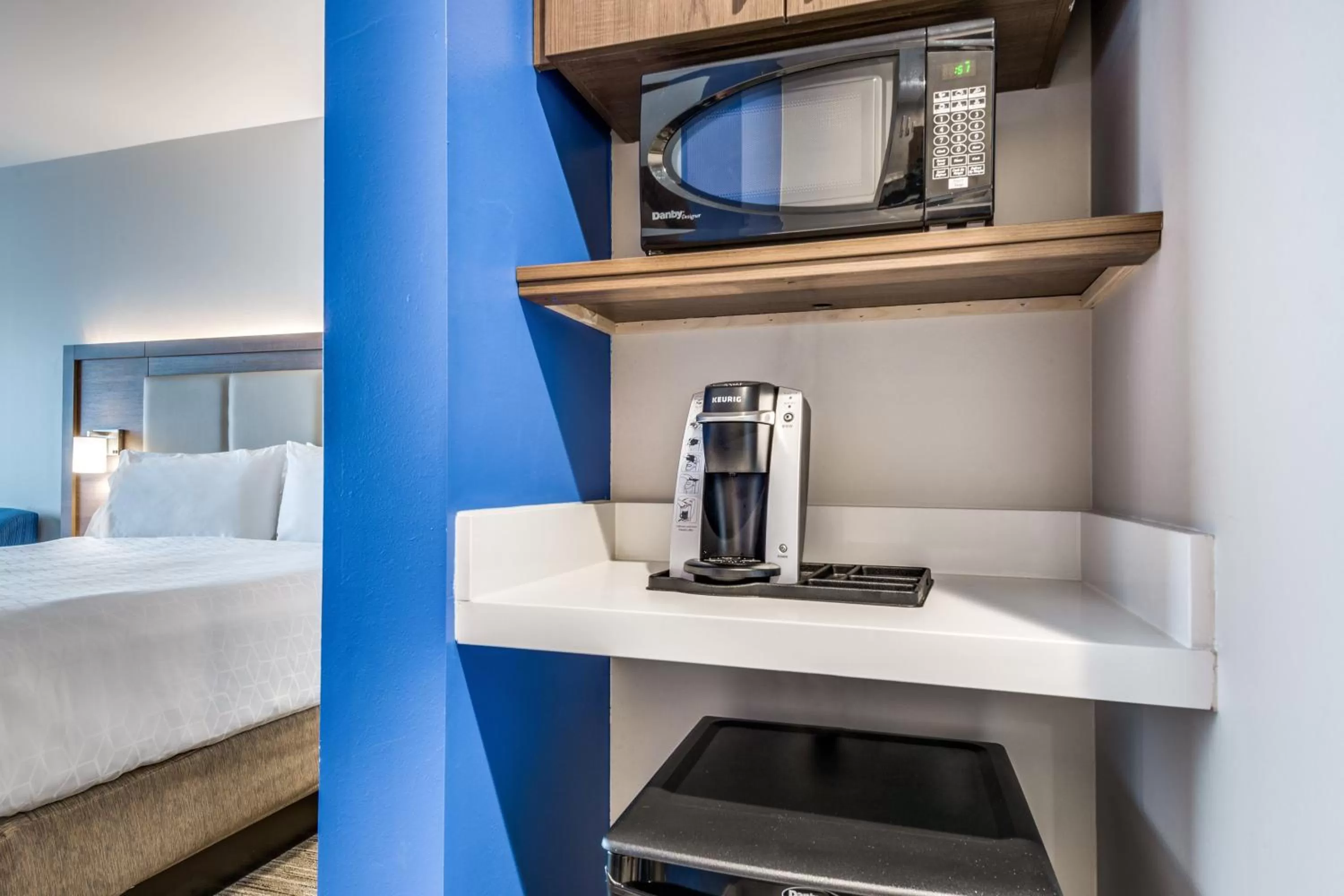 Photo of the whole room, Bed in Holiday Inn Express & Suites - Denton South by IHG