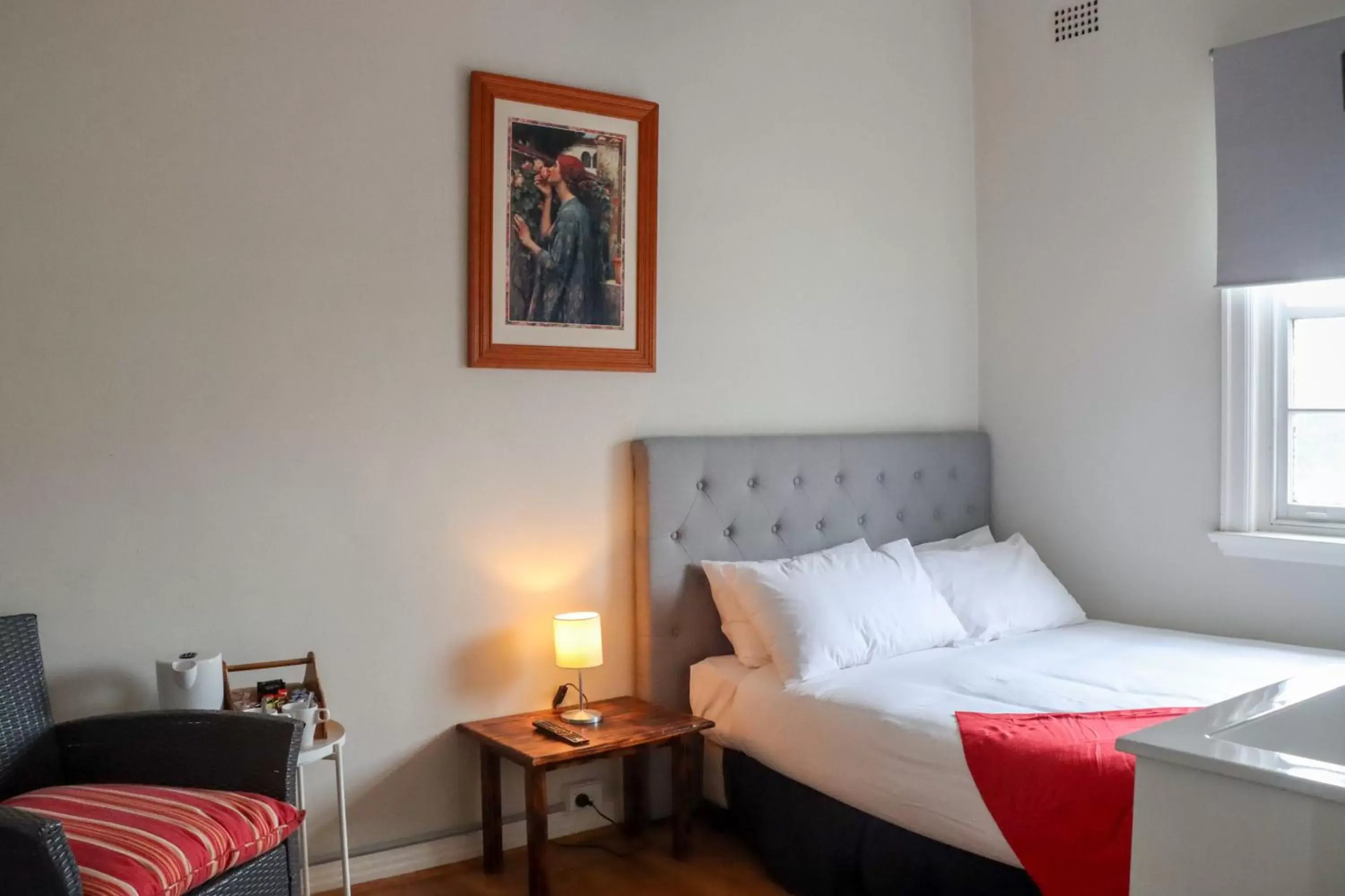 Queen Room with Shared Bathroom in Tates Hotel Windsor Queen Room with Shared Bathroom in Tates Hotel Windsor