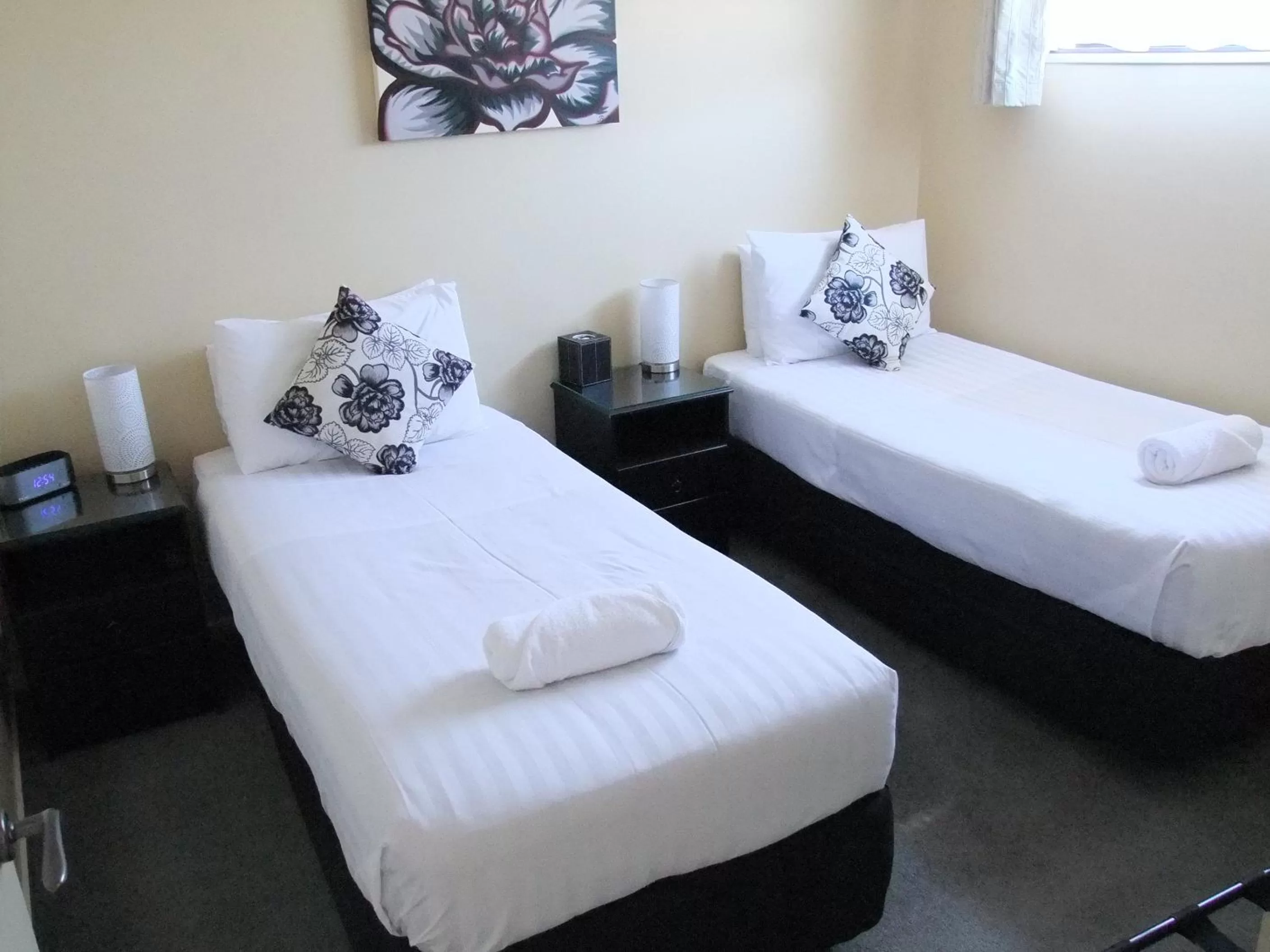 Bedroom, Bed in Abbella Lodge Motel