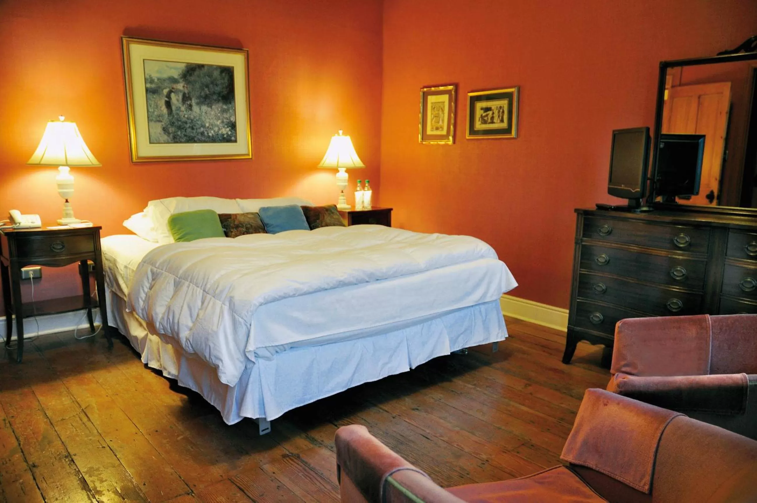 Photo of the whole room, Bed in Hotel Manoir Atkinson