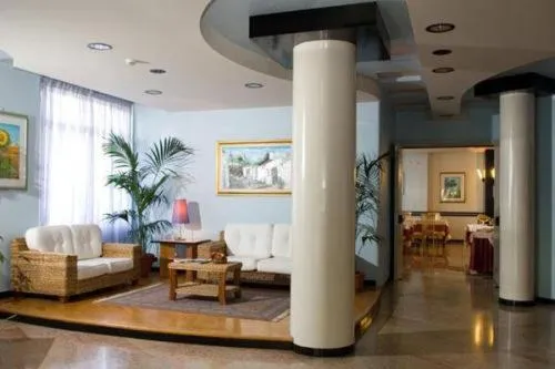 Communal lounge/ TV room in Hotel Astoria