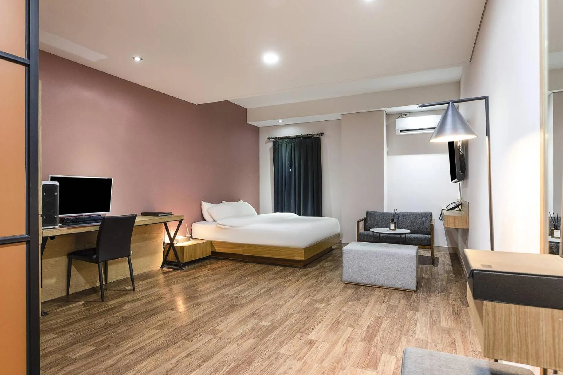 TV/Entertainment Center in Central Plaza Hotel