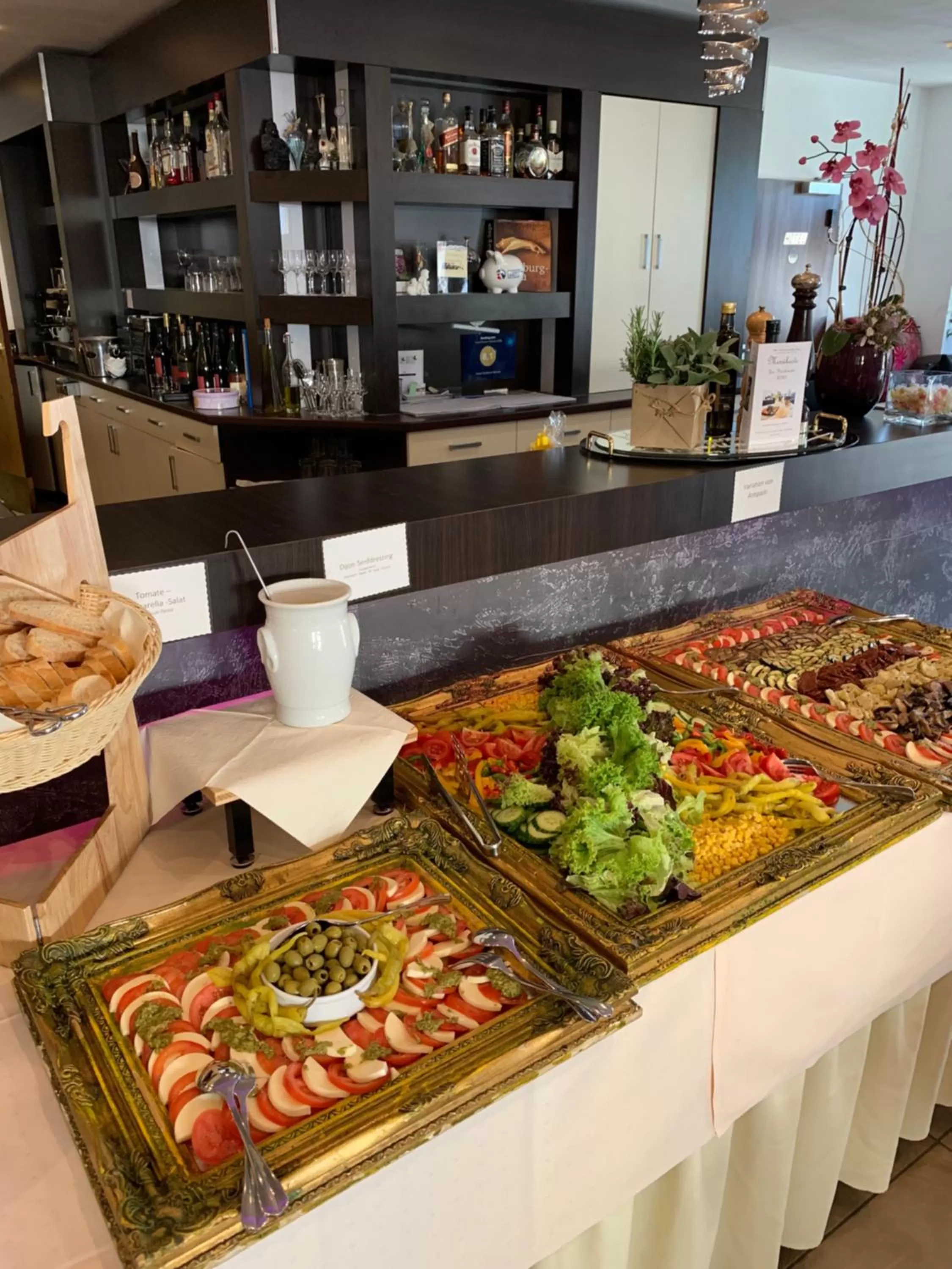 Food and drinks in Boutique Hotel Goldene Henne