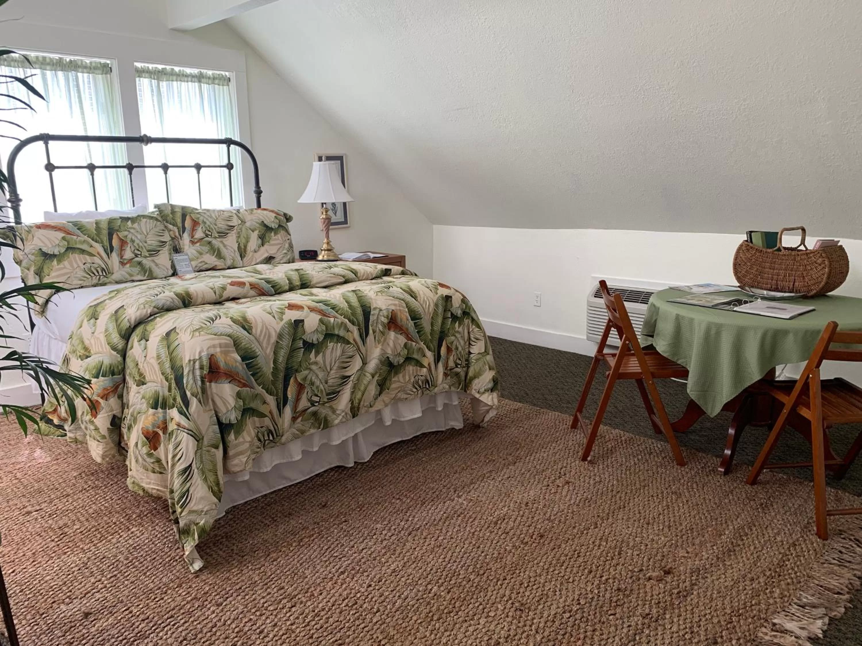 Double Room - 1 Queen Bed  in Walnut Street Inn