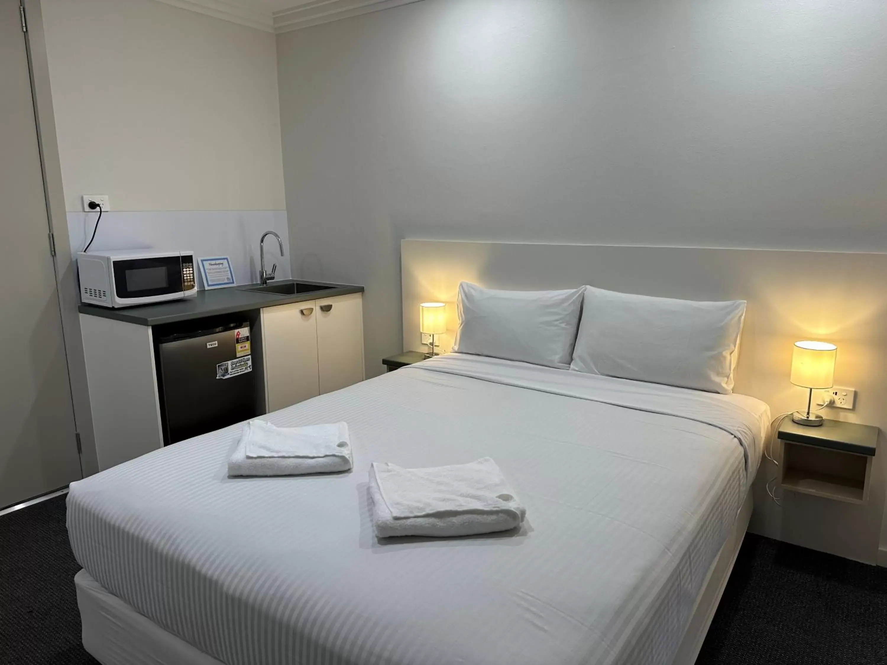 Queen Room - Disability Access in Golf View Motel Queen Room - Disability Access in Golf View Motel