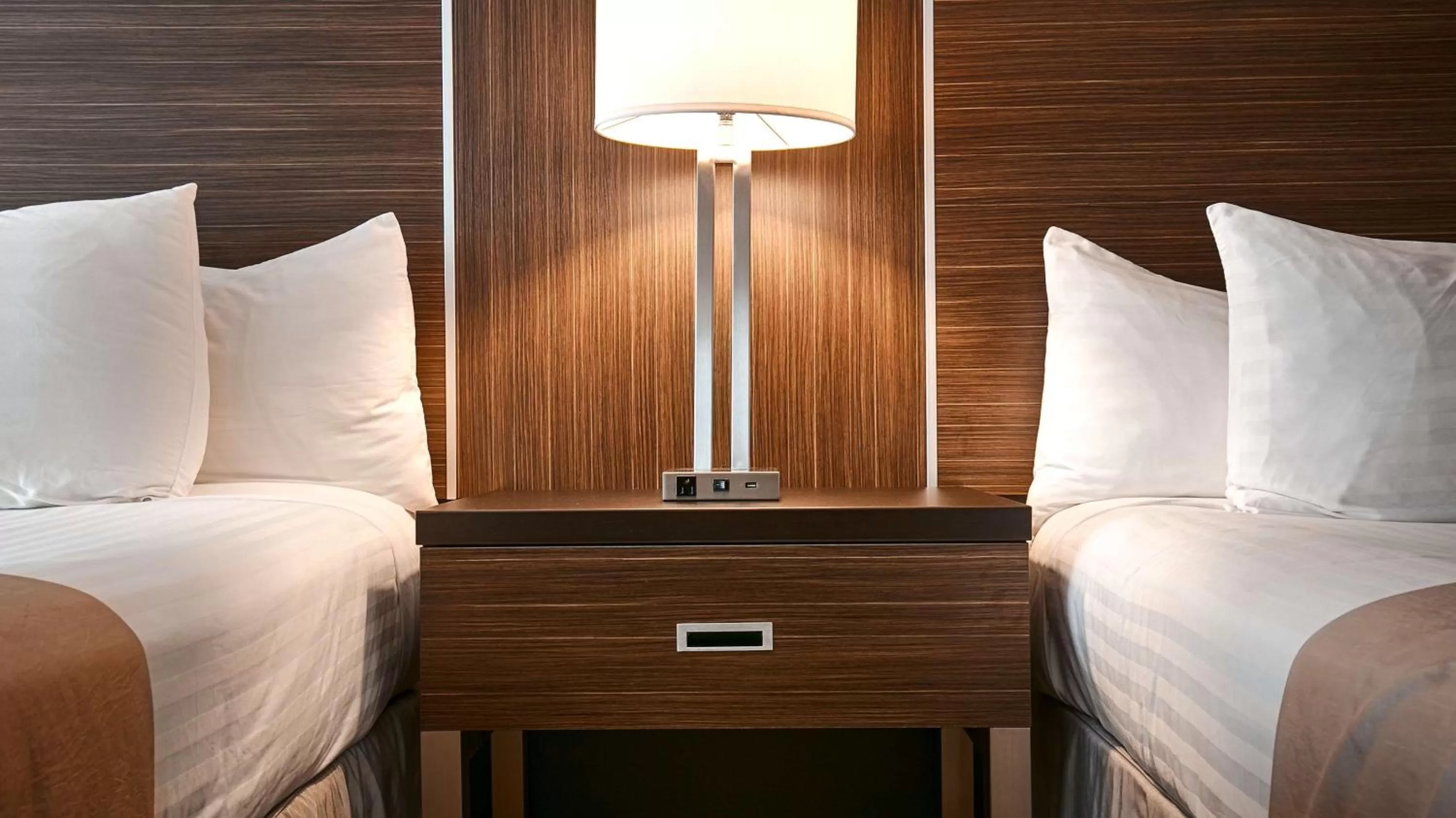 Queen Room with Two Queen Beds - Disability Access Tub in Inn At The Meadows - Portland - Delta Park - Jantzen Beach