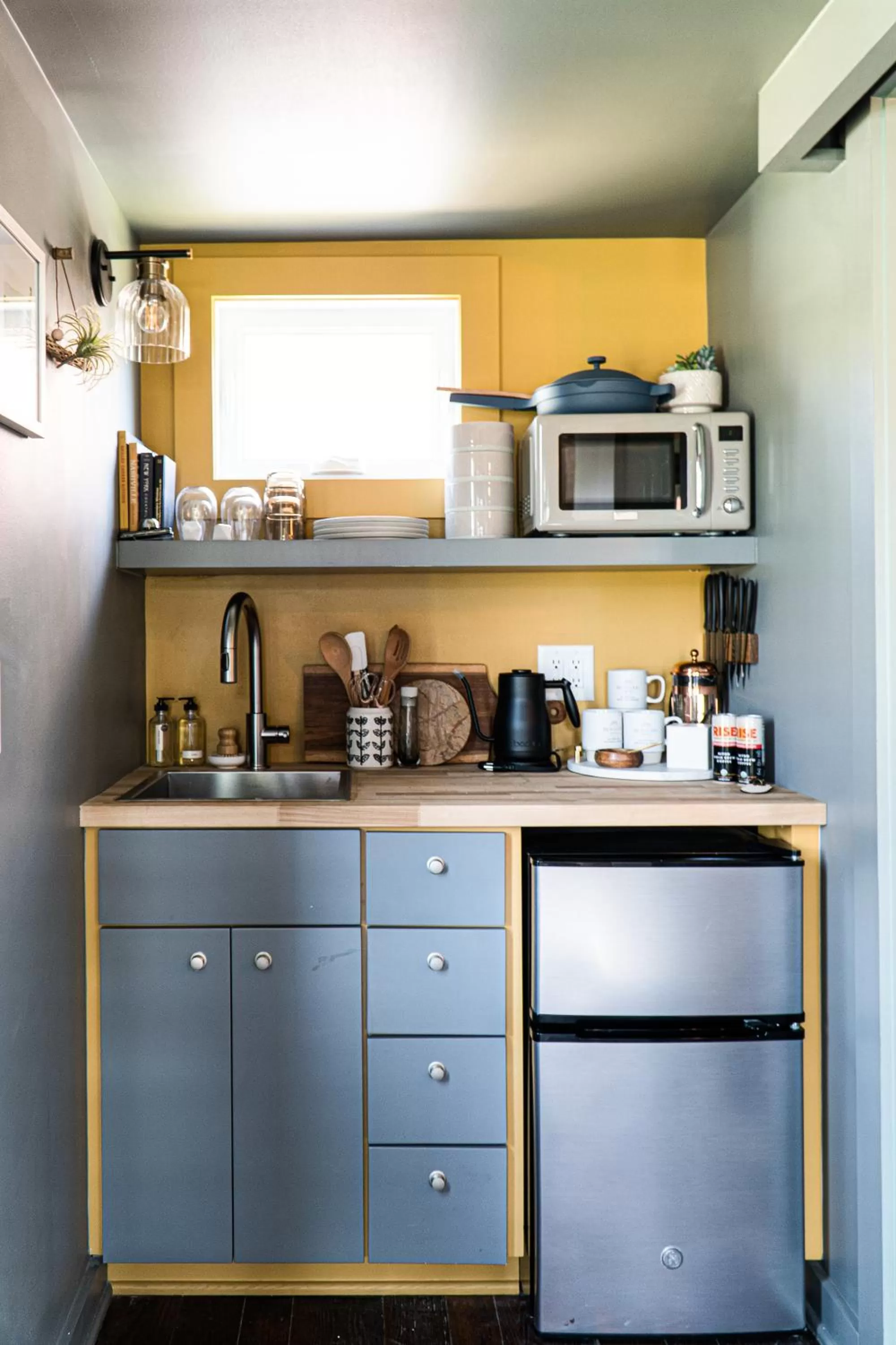 Coffee/tea facilities in Ironwood Grove, Tiny House Hotel