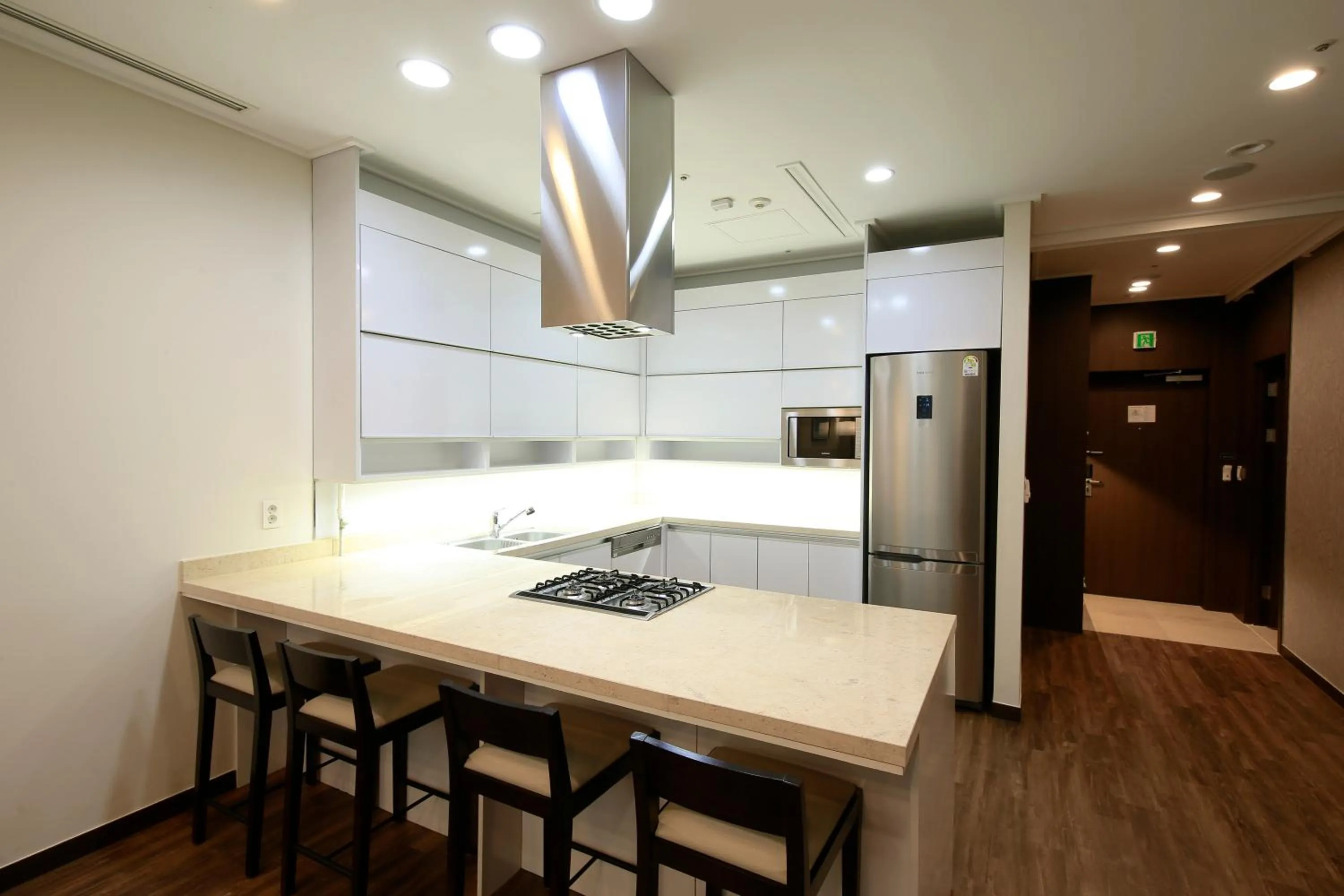 Kitchen or kitchenette in Orakai Insadong Suites