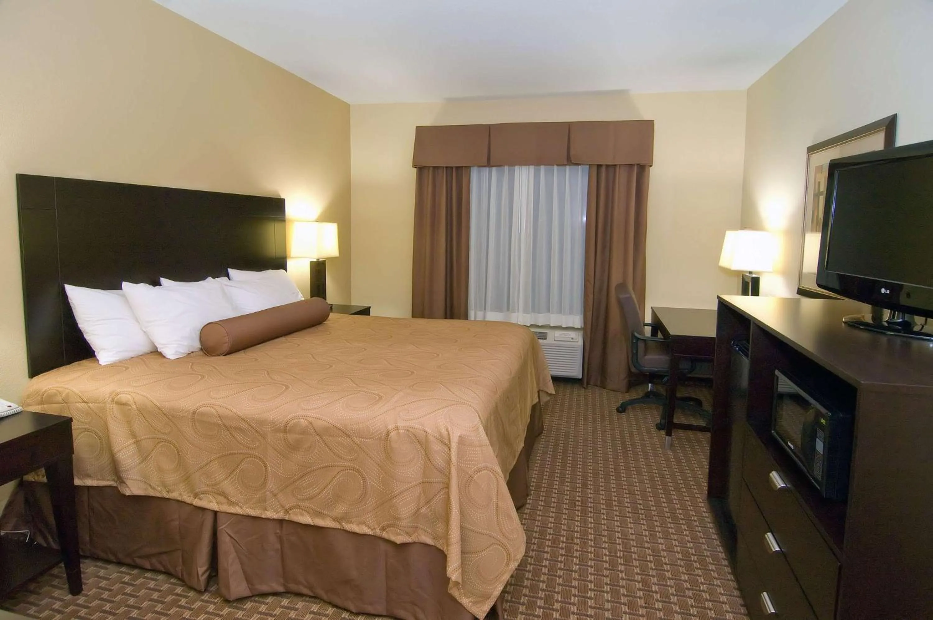 King Room with Roll-In Shower - Mobility Access/Non-Smoking in Best Western Bastrop Pines Inn