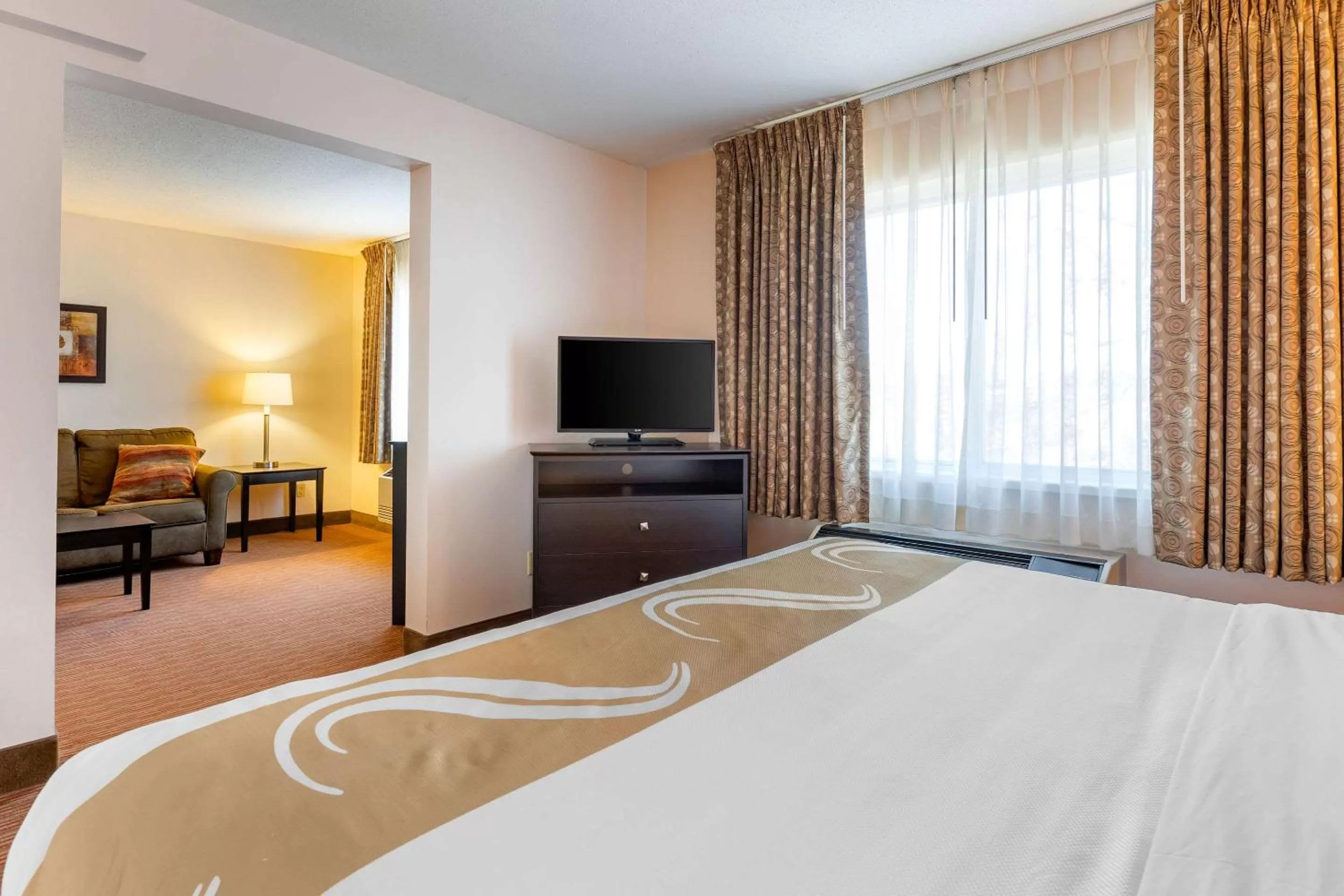 Photo of the whole room, Bed in Quality Inn & Suites Mason City