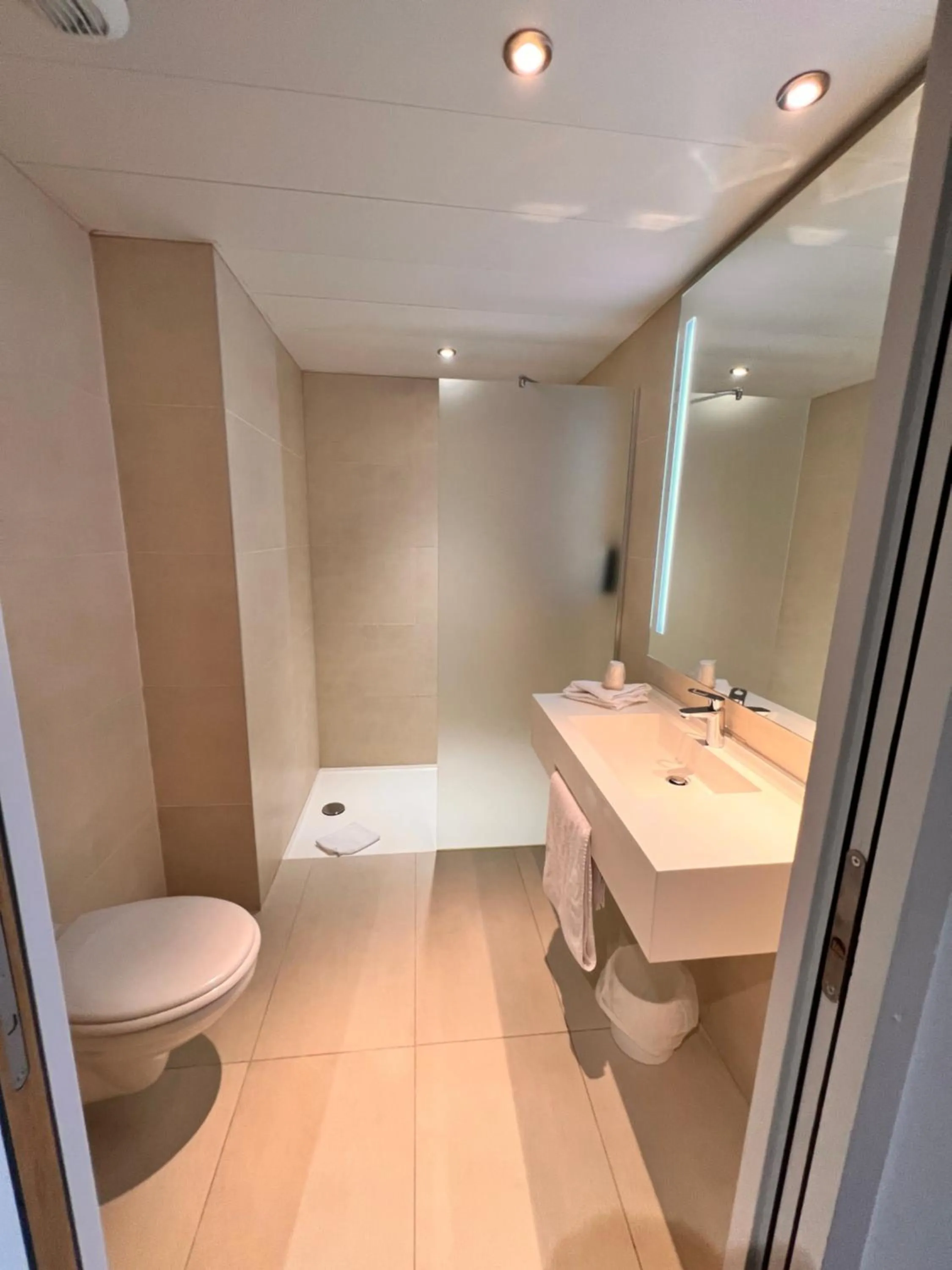 Bathroom in Campanile Metz Nord - Woippy- Porte du Luxembourg A31