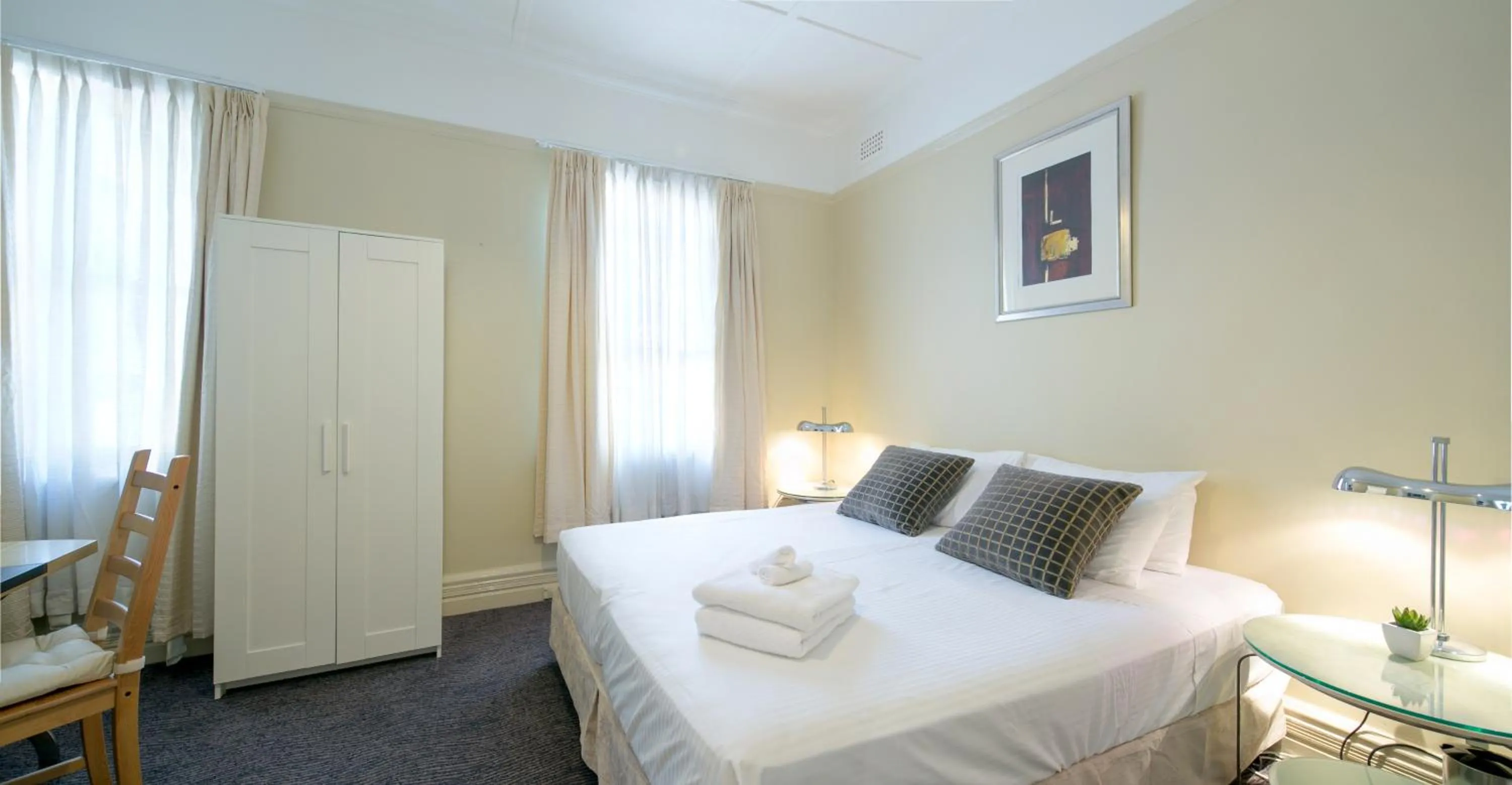 Photo of the whole room, Bed in Neutral Bay Lodge