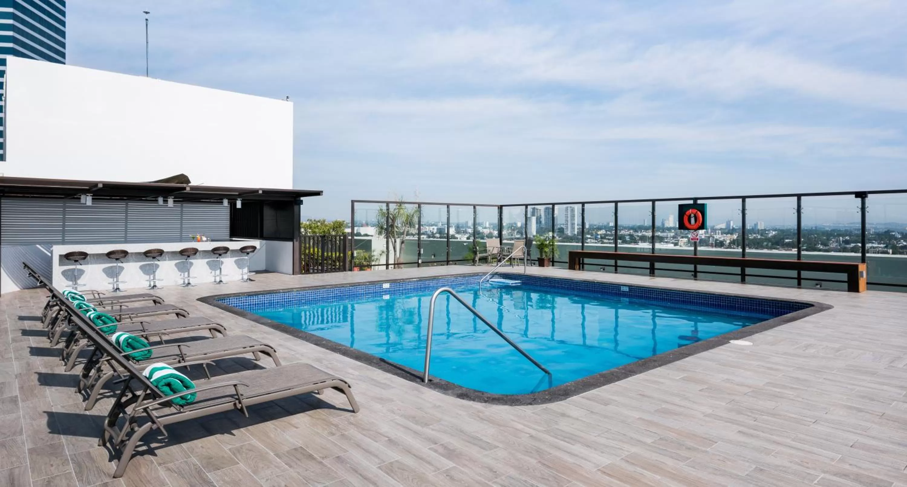 Swimming pool in Holiday Inn Guadalajara Select by IHG