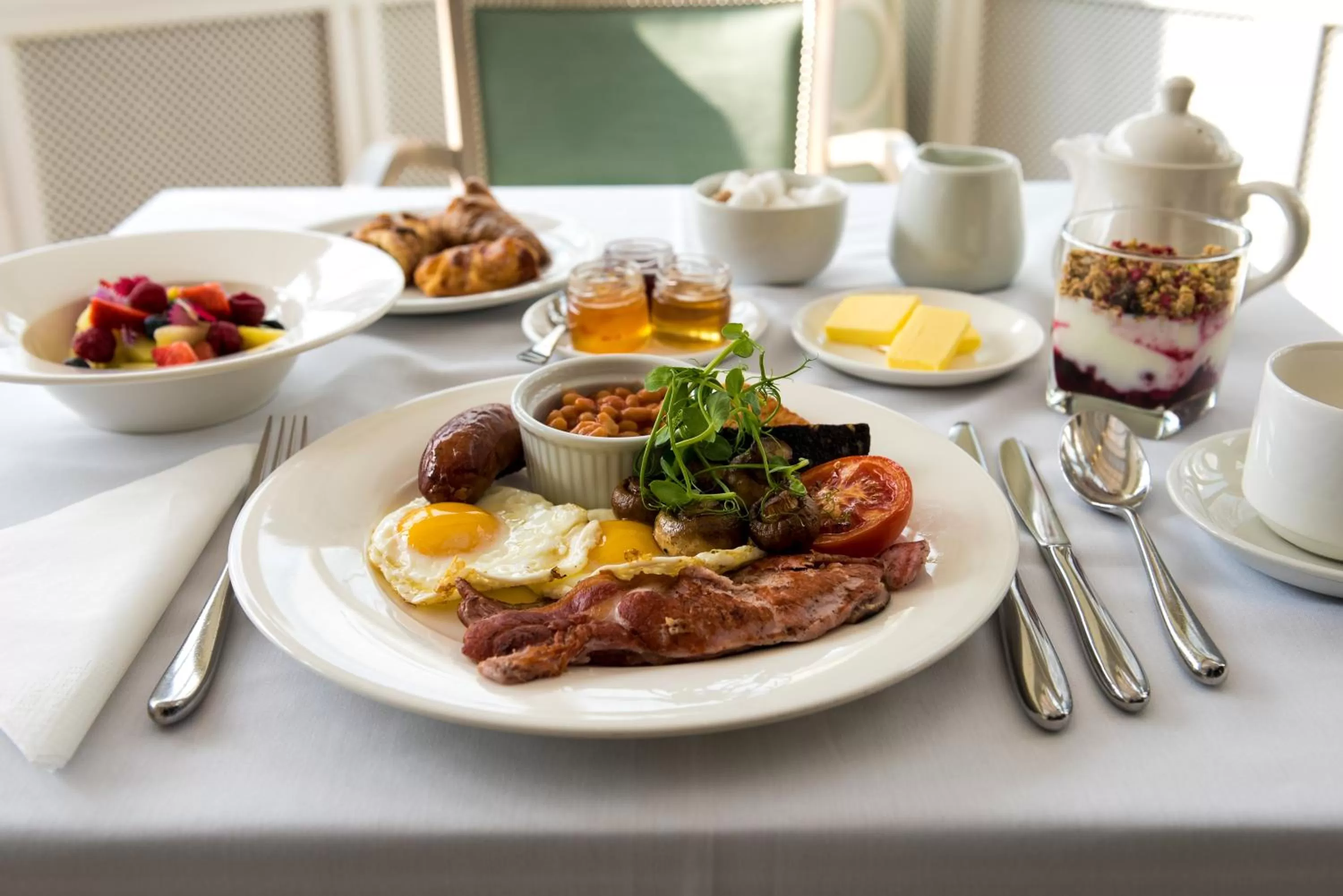 Restaurant/places to eat in Bromley Court Hotel London