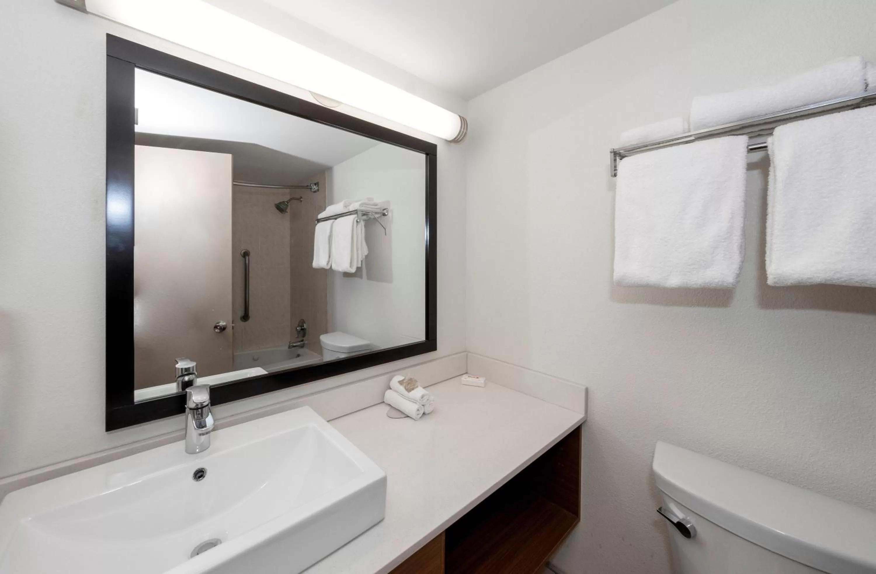 Bathroom in Red Roof PLUS Newark Liberty Airport - Carteret