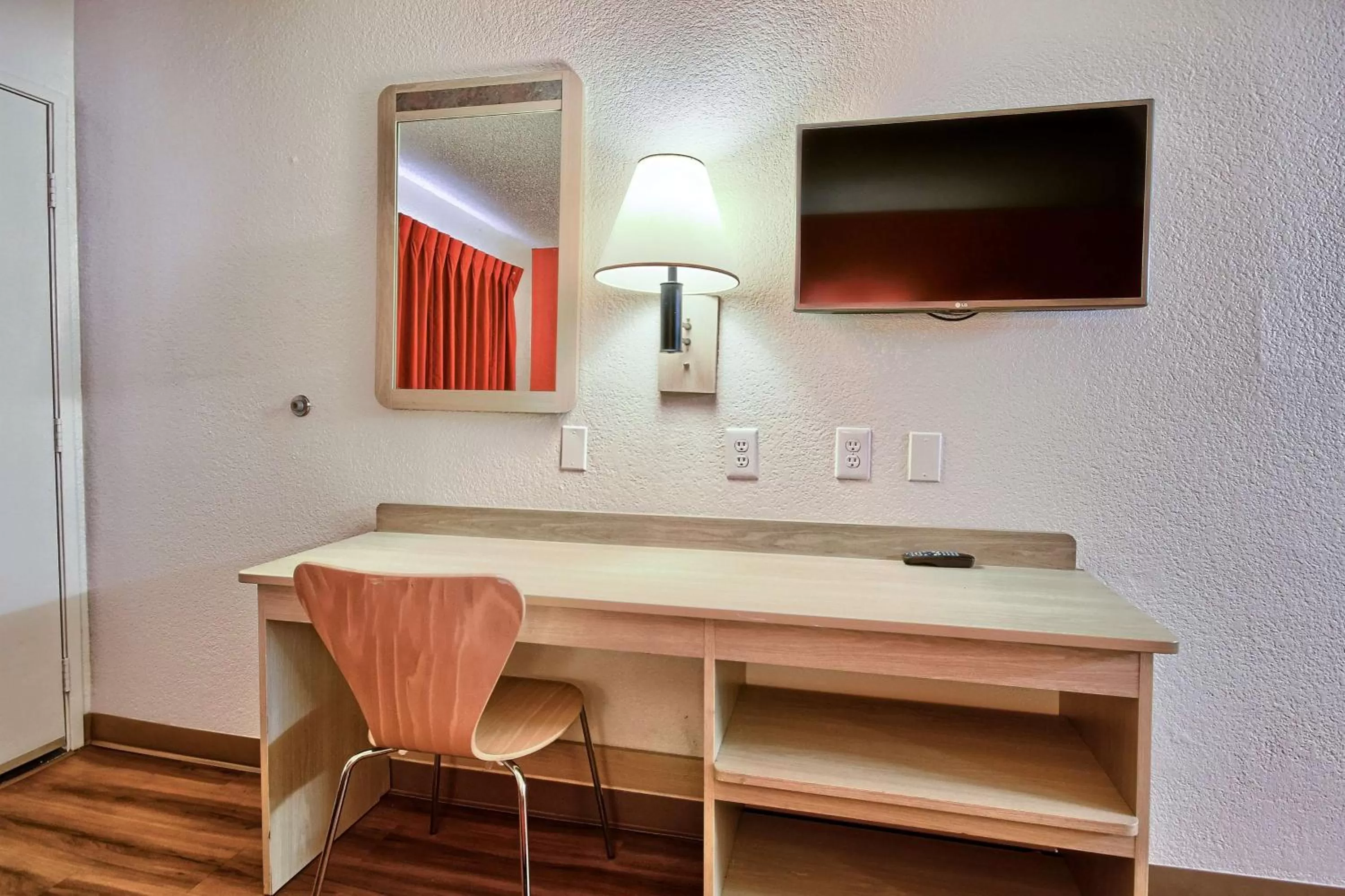 Photo of the whole room in Motel 6-Fresno, CA - Blackstone South