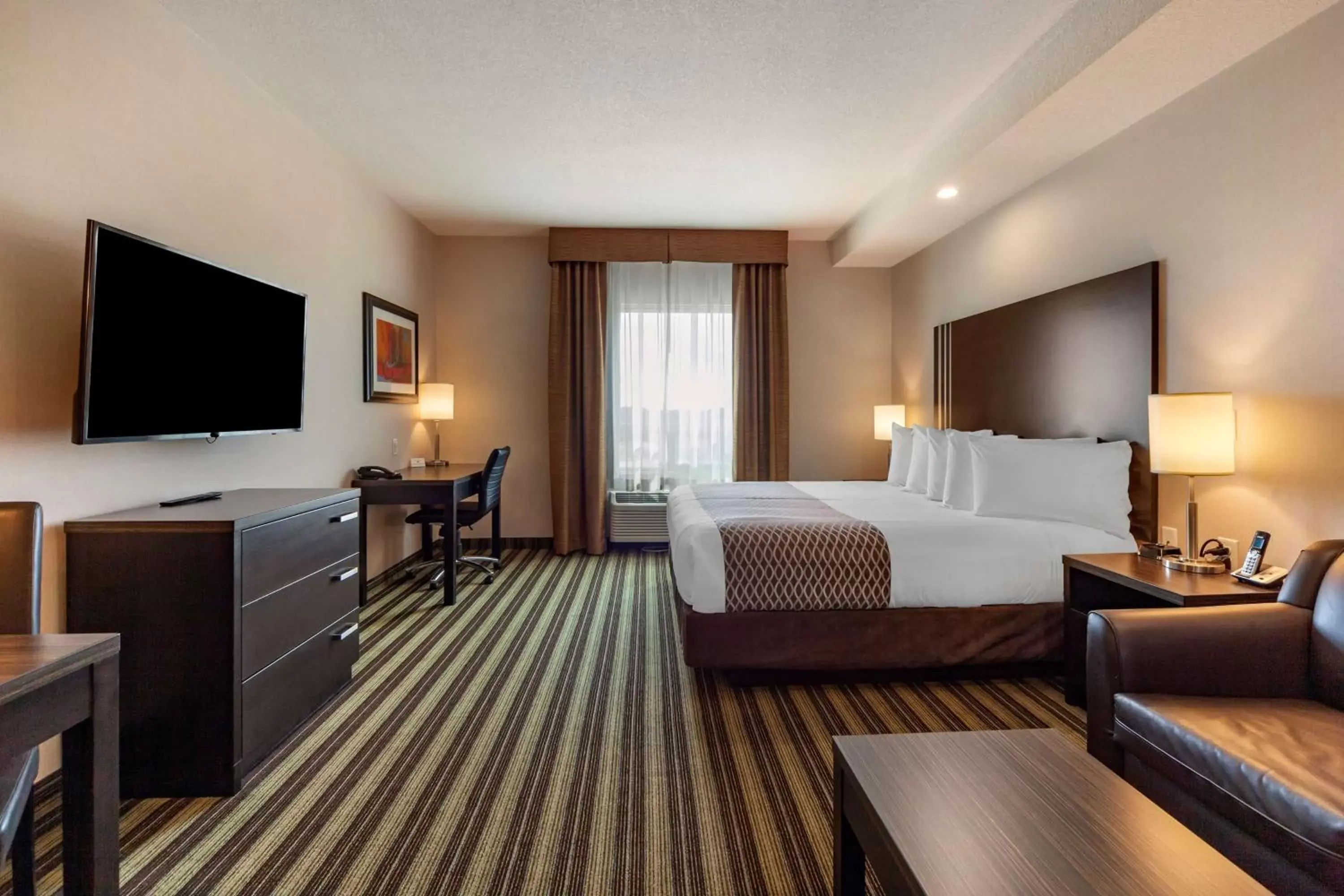 King Room with Kitchen and Walk-In Shower - Non-Smoking in Best Western Plus Drayton Valley All Suites King Room with Kitchen and Walk-In Shower - Non-Smoking in Best Western Plus Drayton Valley All Suites