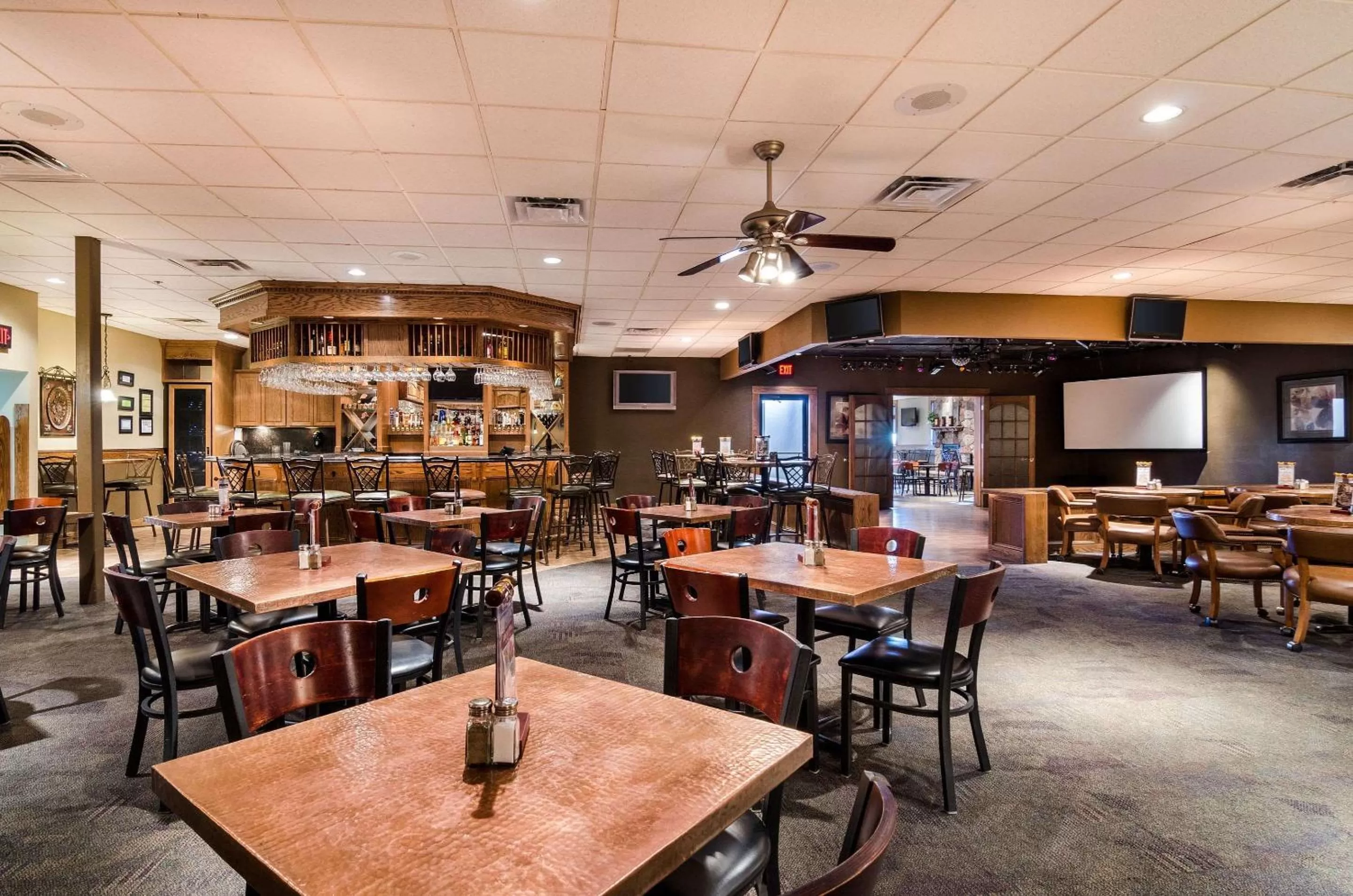 Restaurant/places to eat in Clarion Inn Garden City