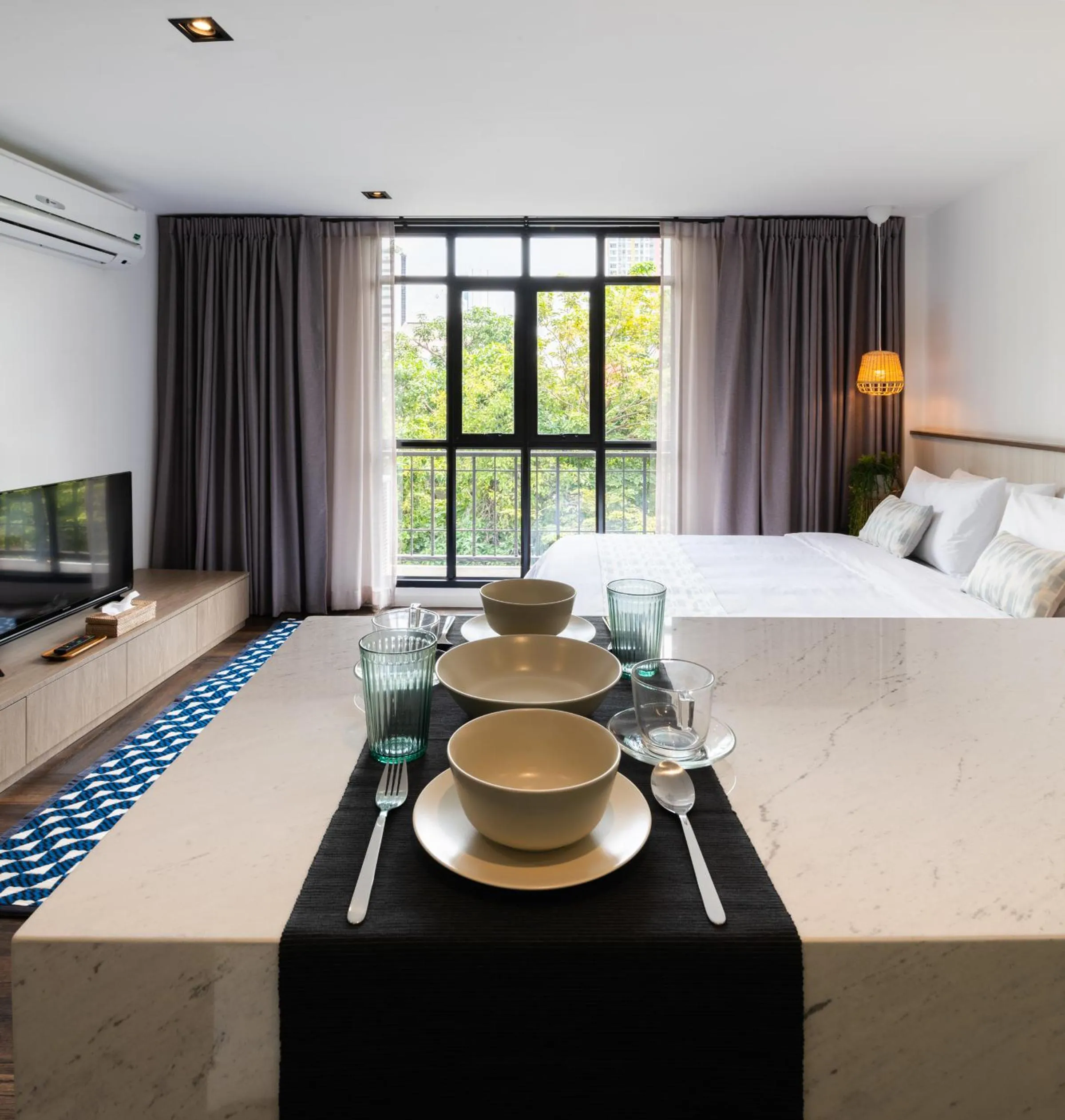 Photo of the whole room, Bed in Warm Window Silom