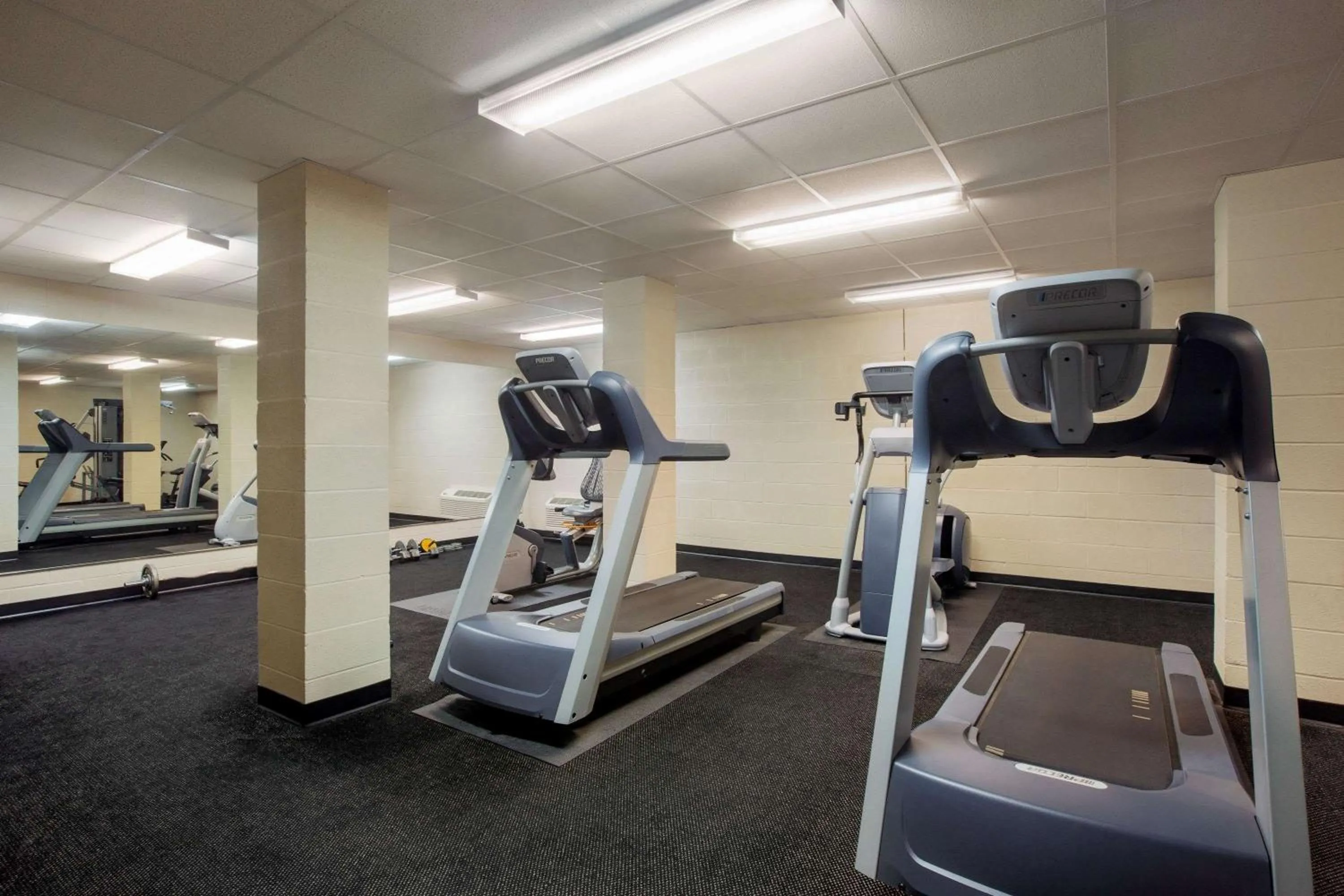 Fitness centre/facilities in Travelodge by Wyndham Livonia