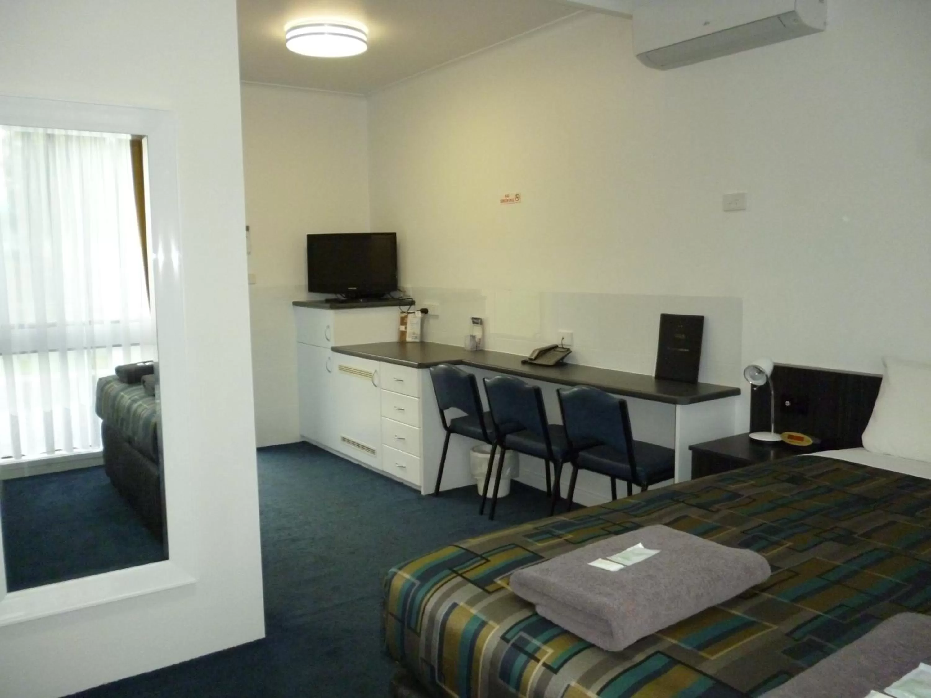 Bedroom, TV/Entertainment Center in Otway Gate Motel