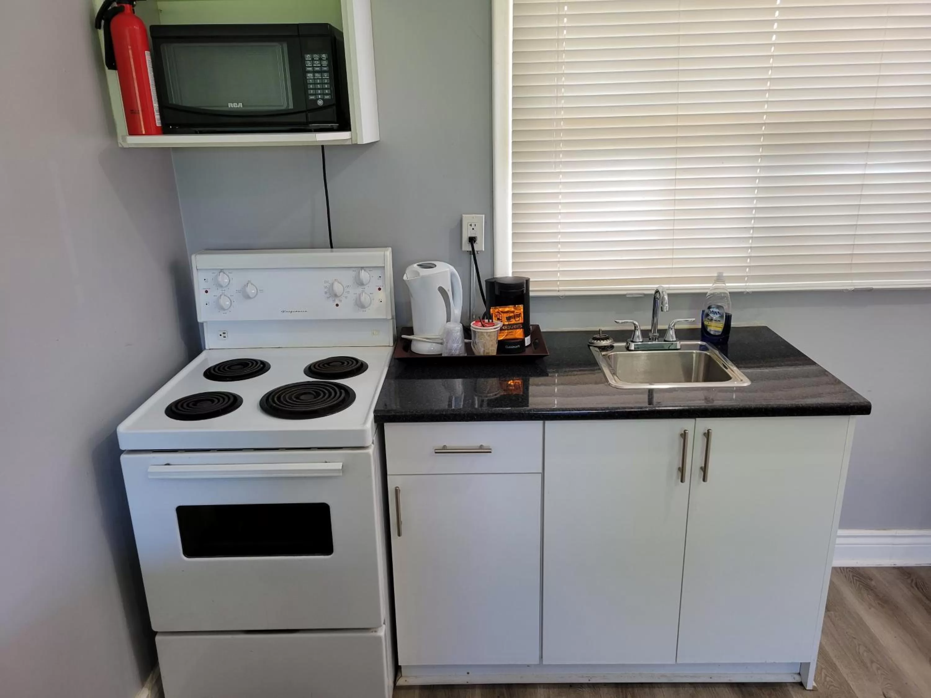 Kitchen or kitchenette in Knights Inn Cobourg