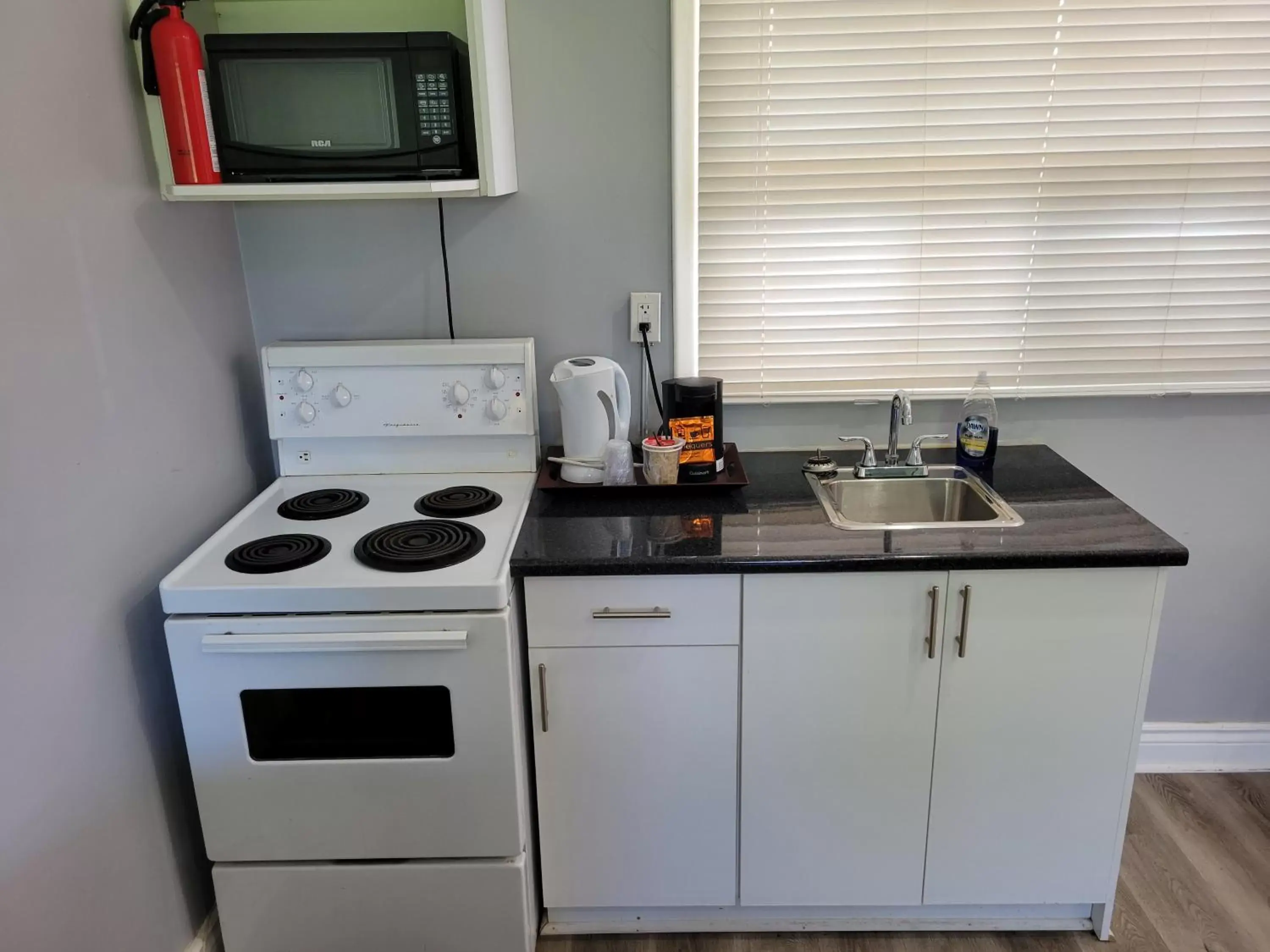 1 Queen Bed Full Kitchen Non-Smoking in Knights Inn Cobourg 1 Queen Bed Full Kitchen Non-Smoking in Knights Inn Cobourg