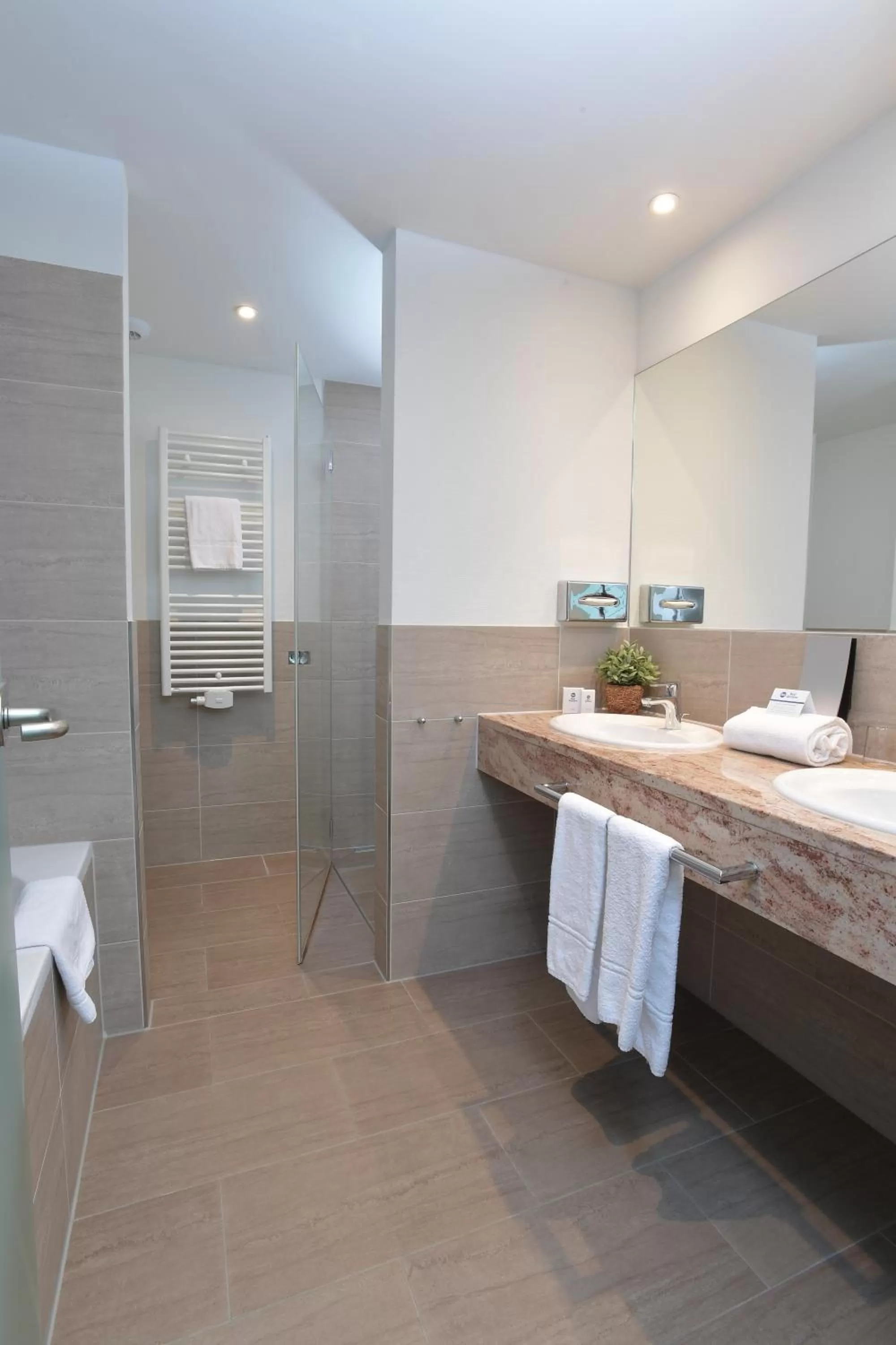 Bathroom in Best Western Queens Hotel Pforzheim-Niefern