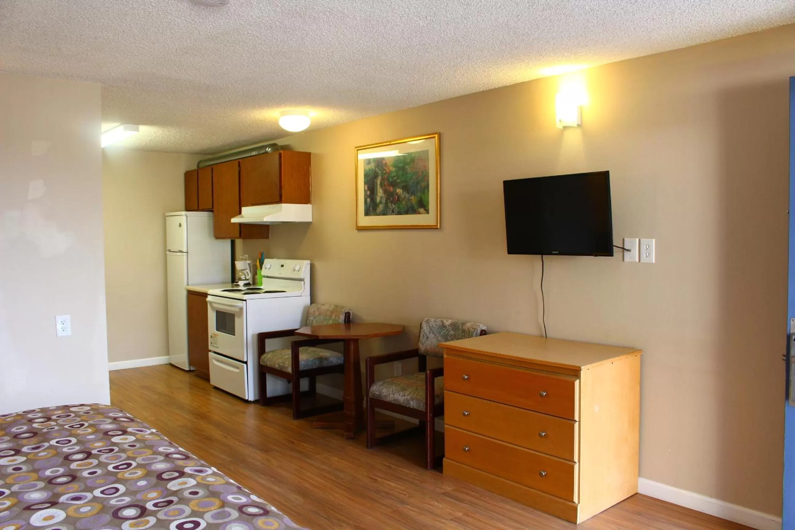 TV and multimedia, Bed in Days Inn by Wyndham Lakewood South Tacoma