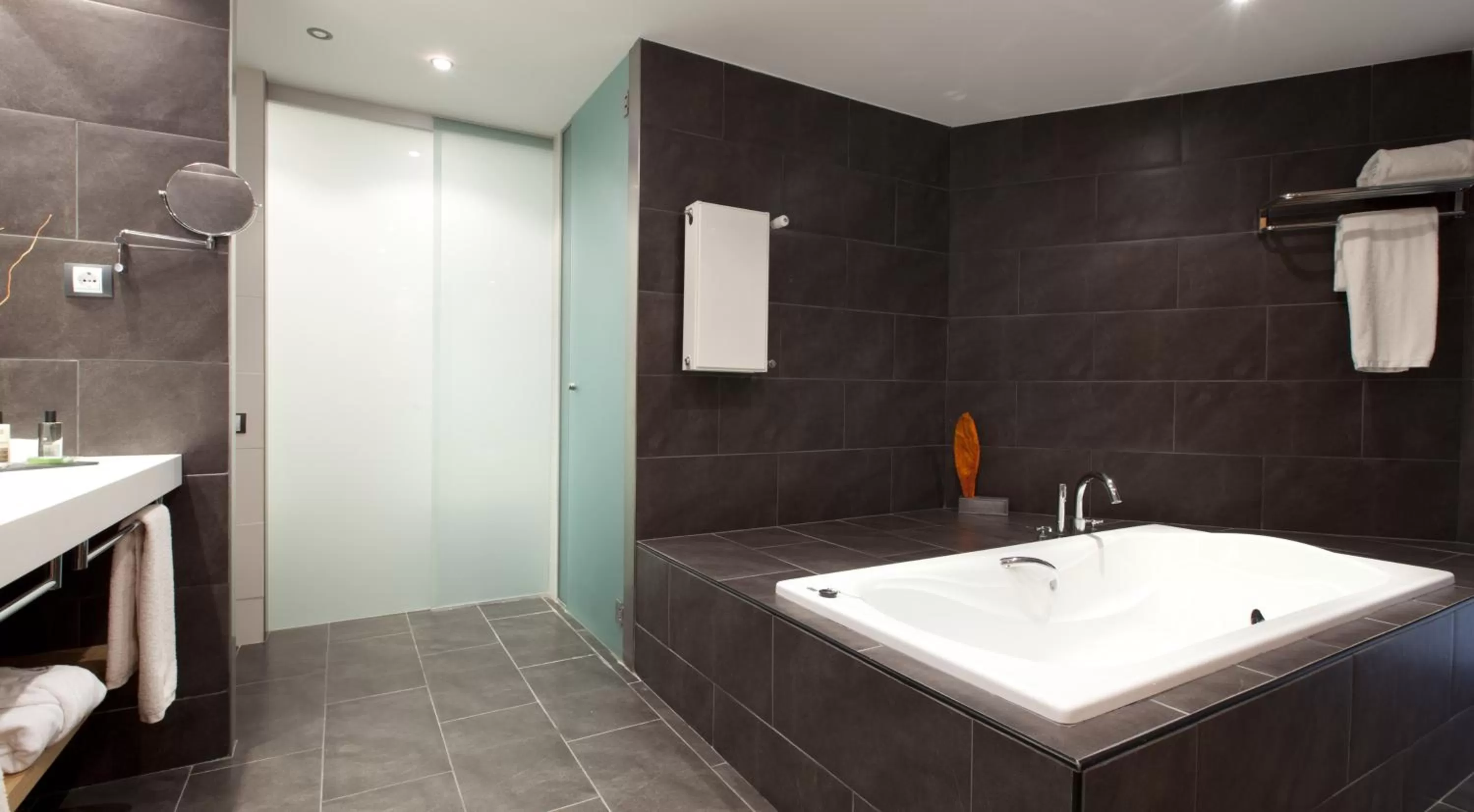 Bathroom in Hotel Món Sant Benet