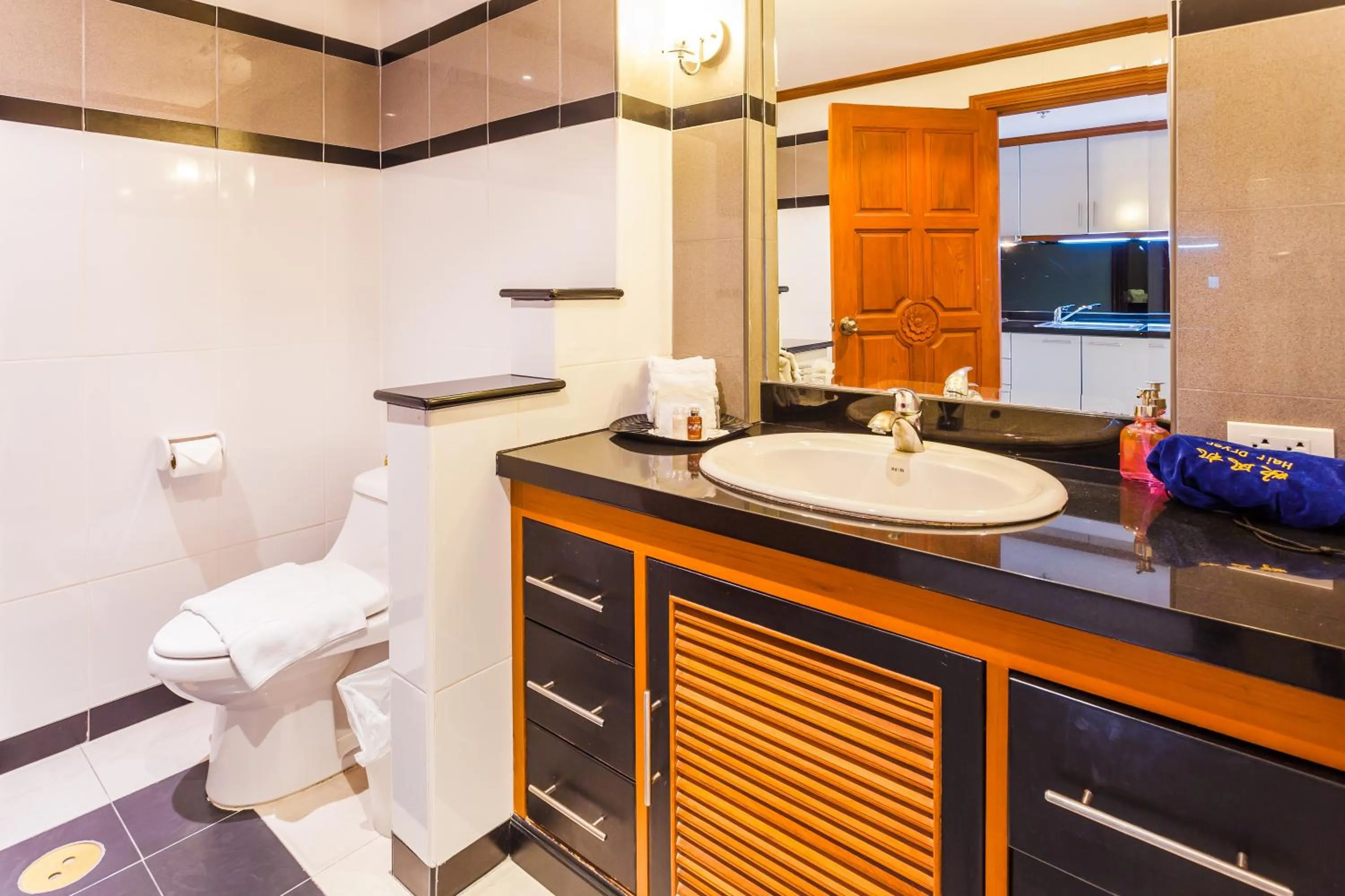 Toilet in Tara Court Hotel