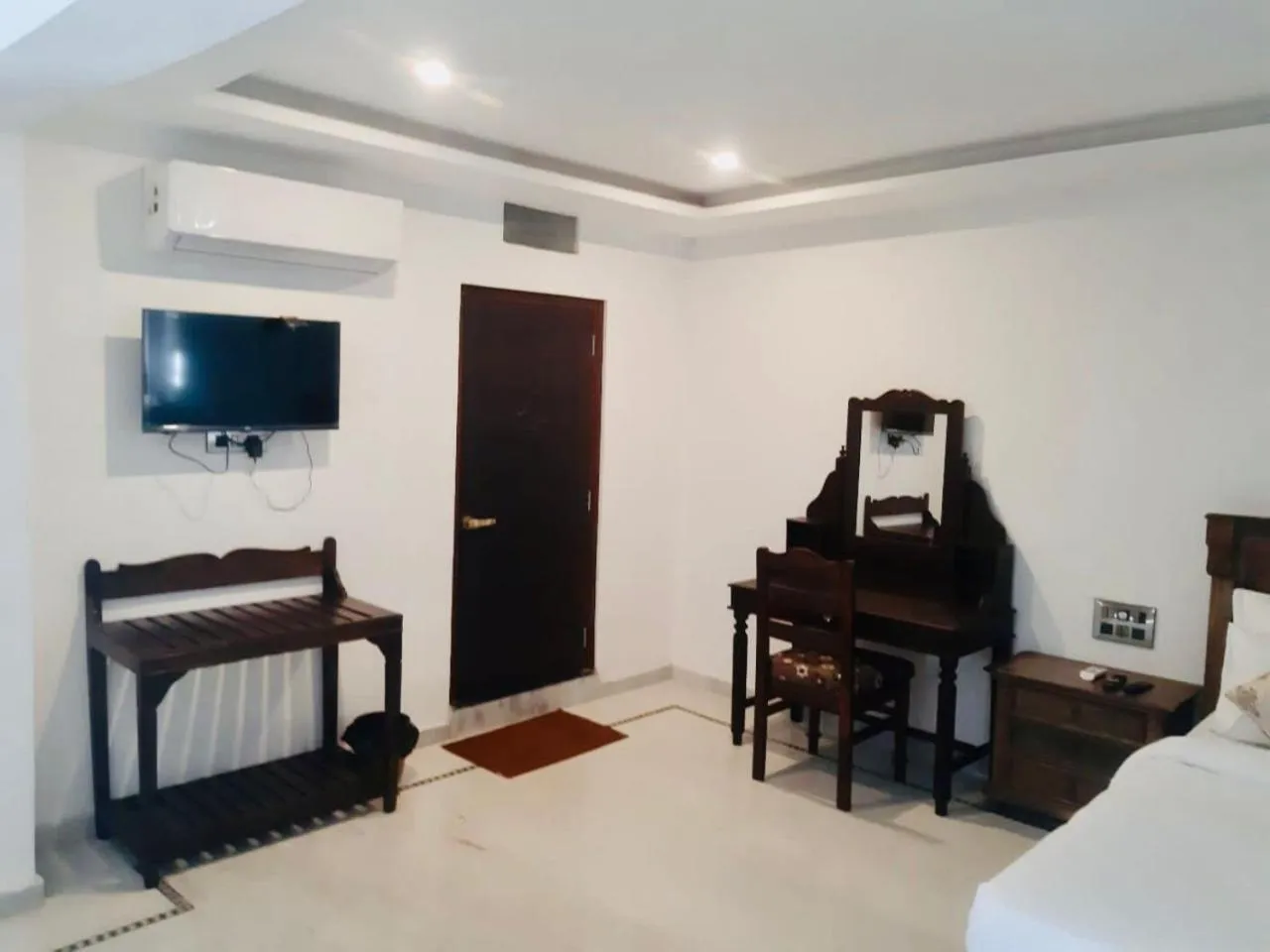 Seating area, Bed in Hotel Devraj Niwas on Lake Pichola