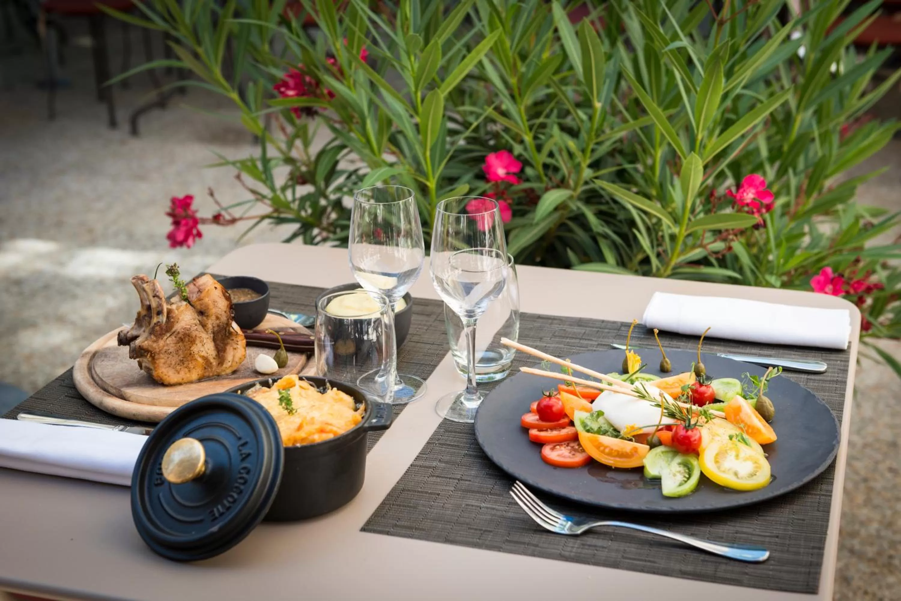 Patio in Hôtel Aux Vieux Remparts