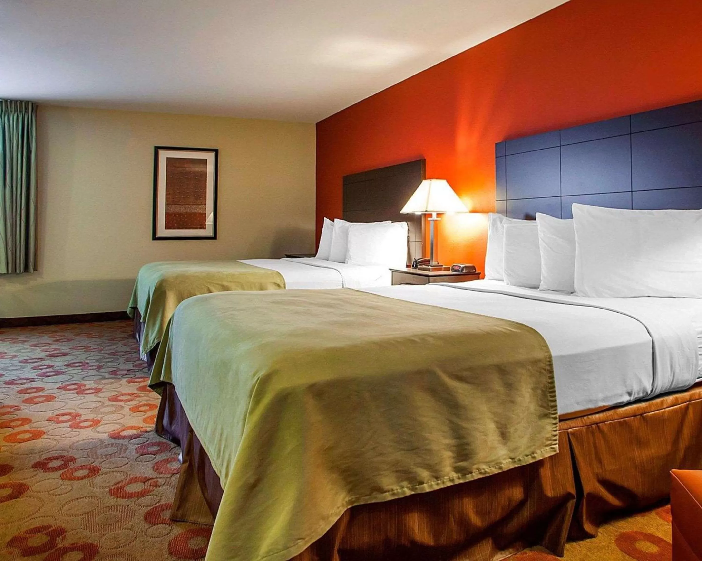 Photo of the whole room, Bed in Suburban Studios Cedar Falls