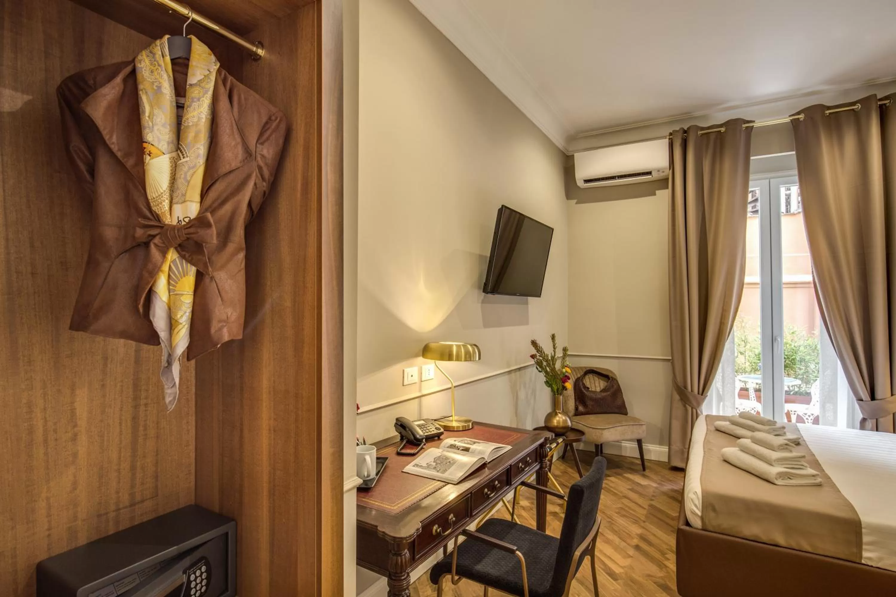 Bed in Charme Spagna Boutique Hotel