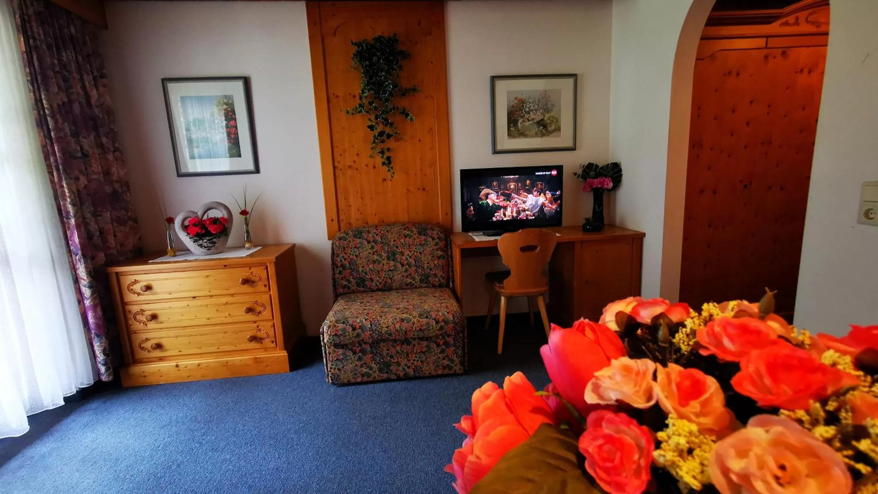 Photo of the whole room, Seating Area in Gasthof Geronimo