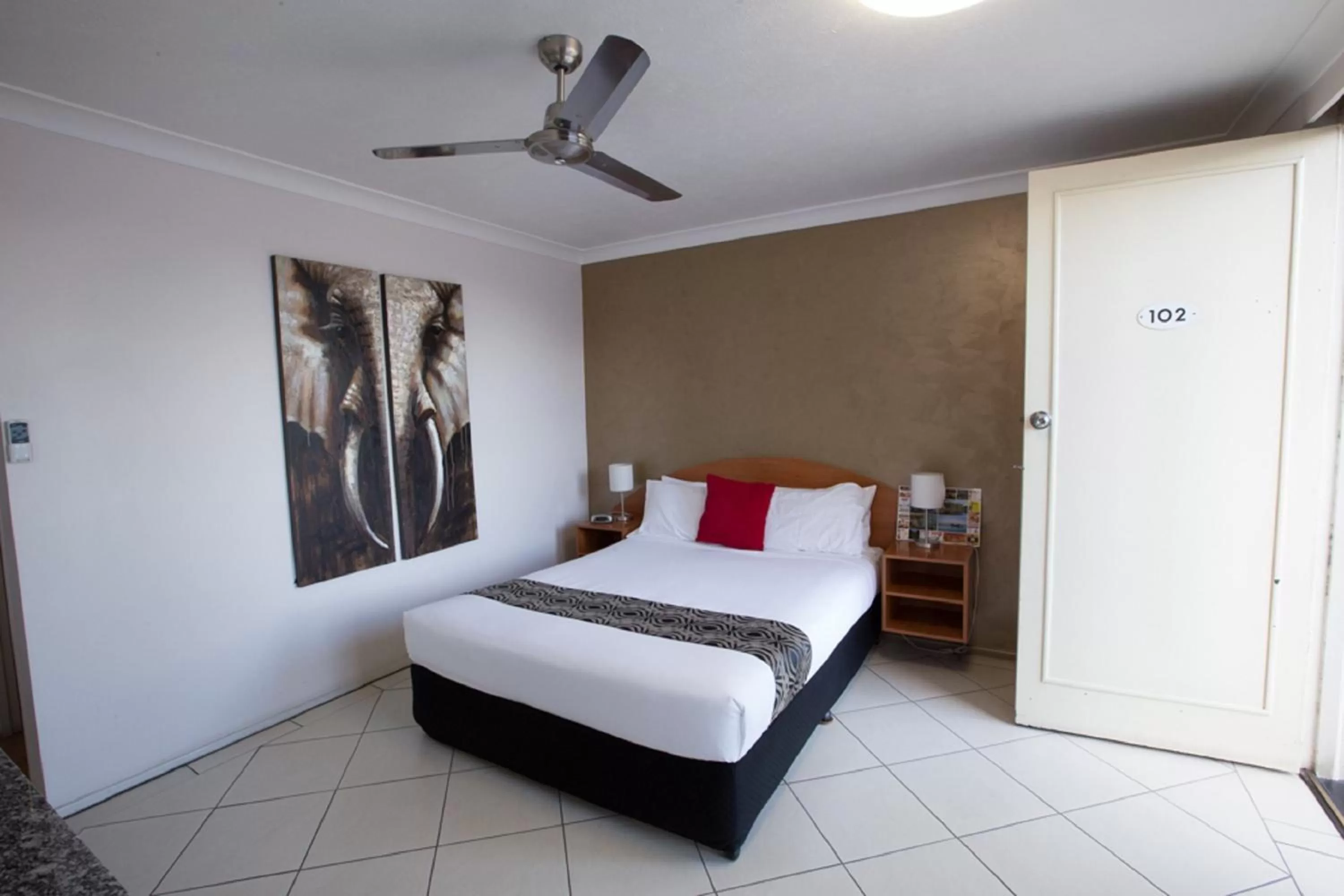 Bedroom, Bed in David Motor Inn