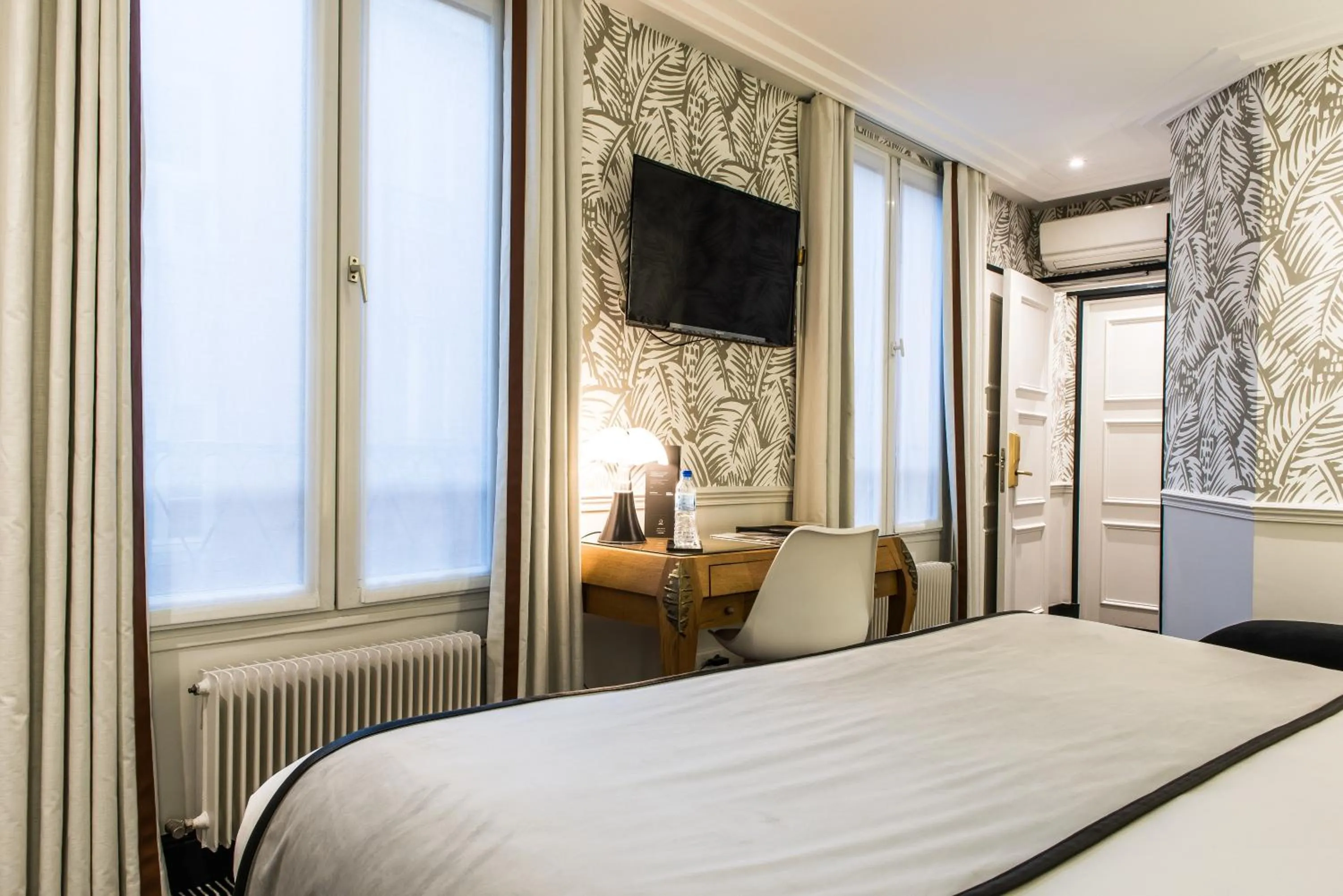 Bedroom, Bed in Hôtel Jardin Le Bréa