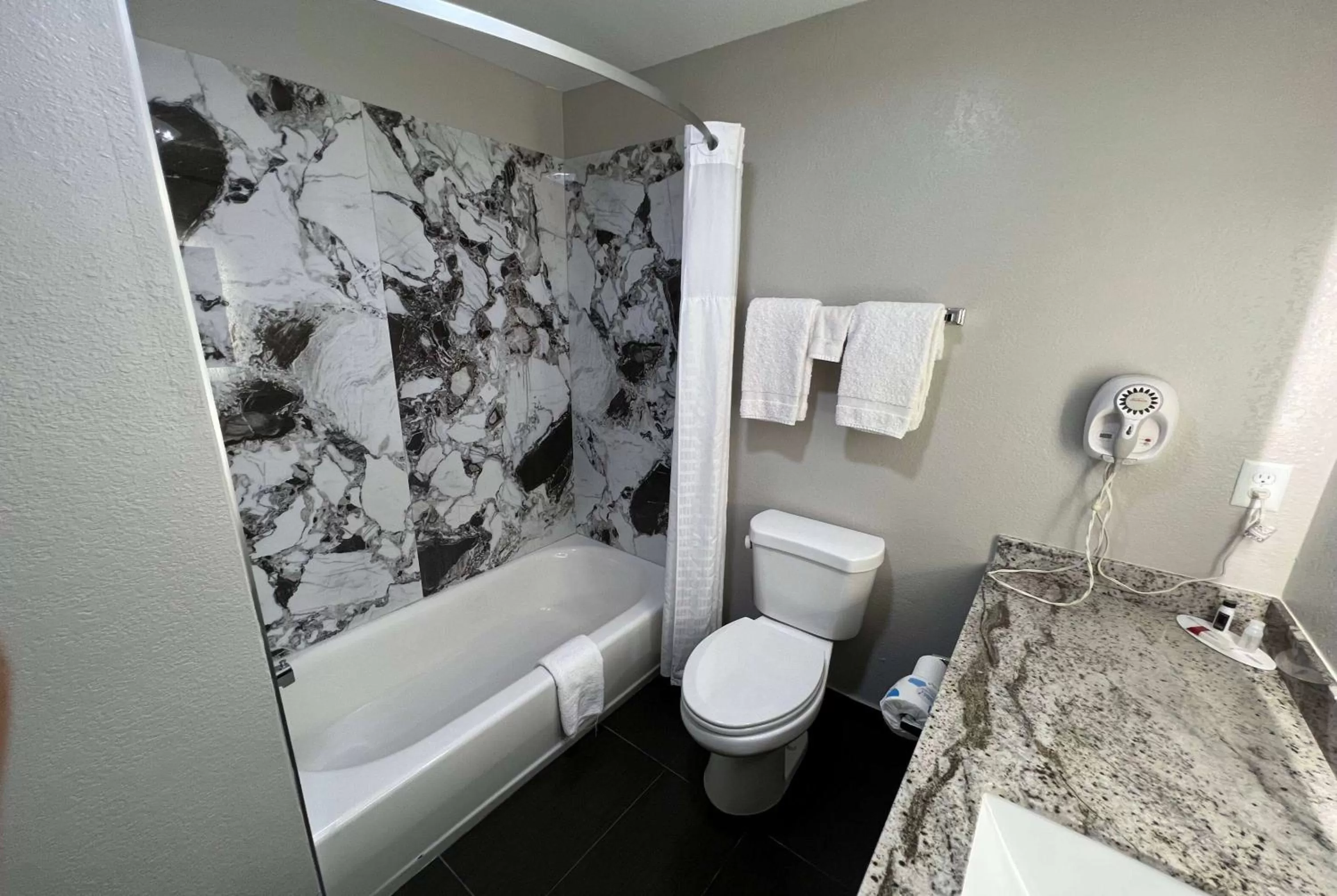 TV and multimedia in Super 8 by Wyndham Lake Charles/Sulphur