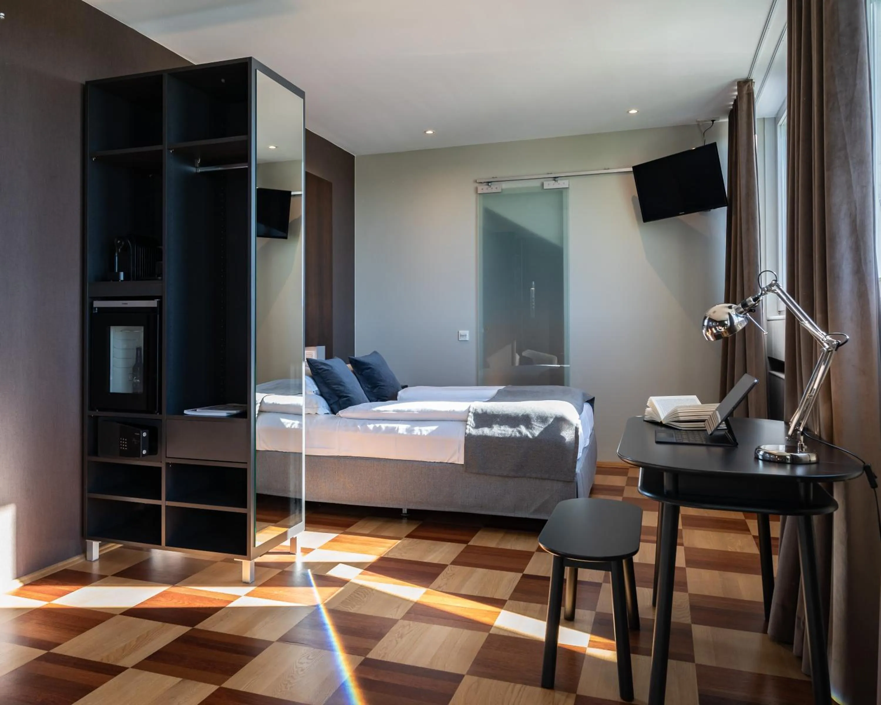 Living room, Bed in The New Yorker Hotel Köln-Messe