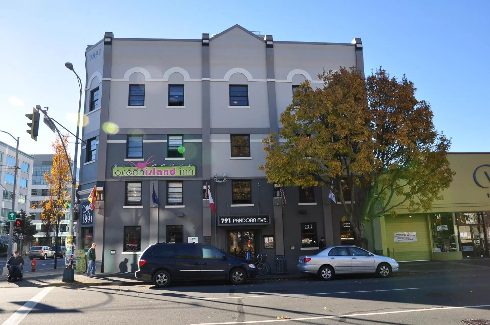 Property building in Ocean Island Inn | Backpackers | Suites