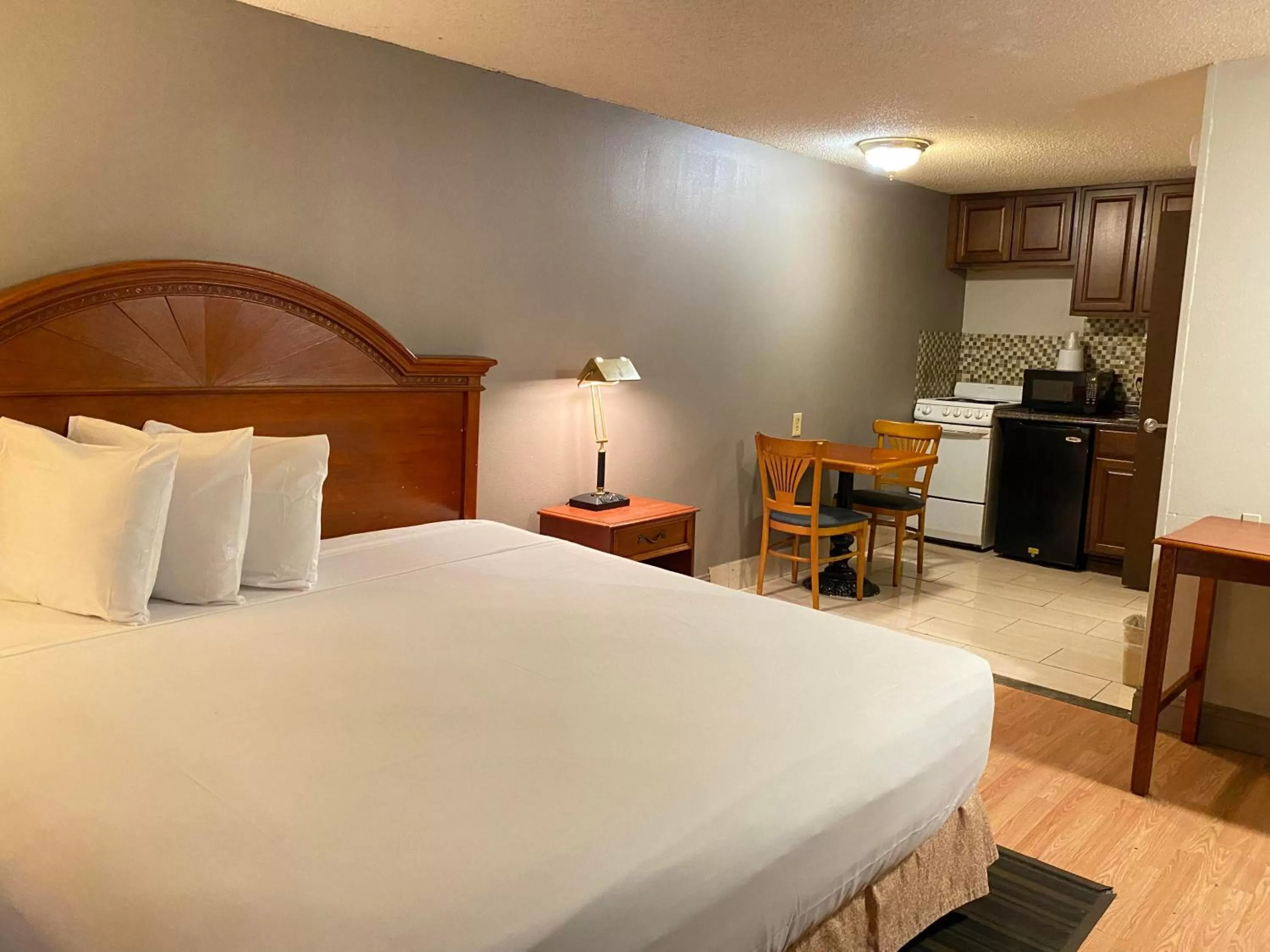 Kitchen or kitchenette, Bed in Travelodge by Wyndham Laurel Ft Meade Near NSA